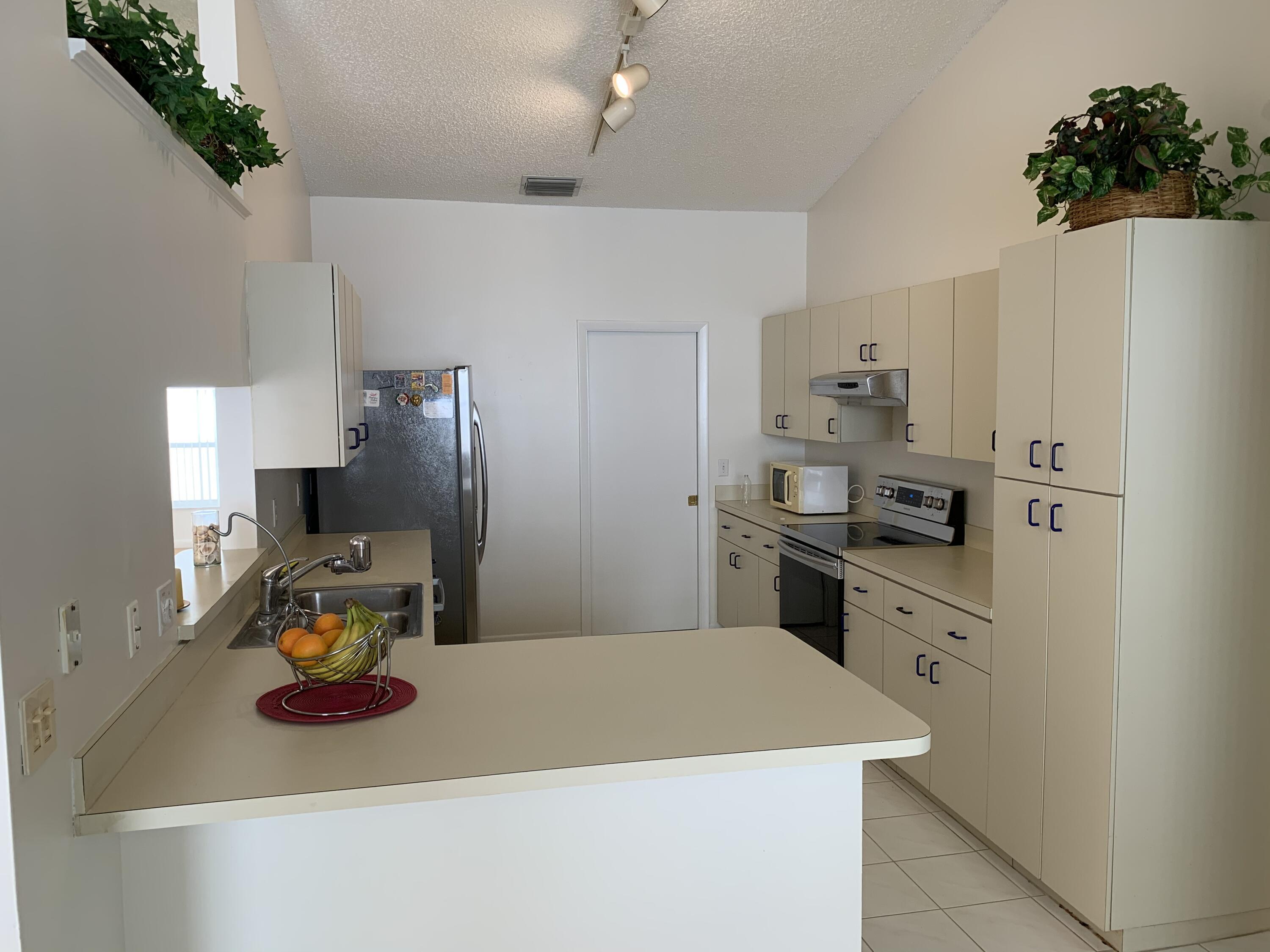 202 Wedgewood Circle Circle, Greenacres, FL 33463, Greenacres - Photo 2