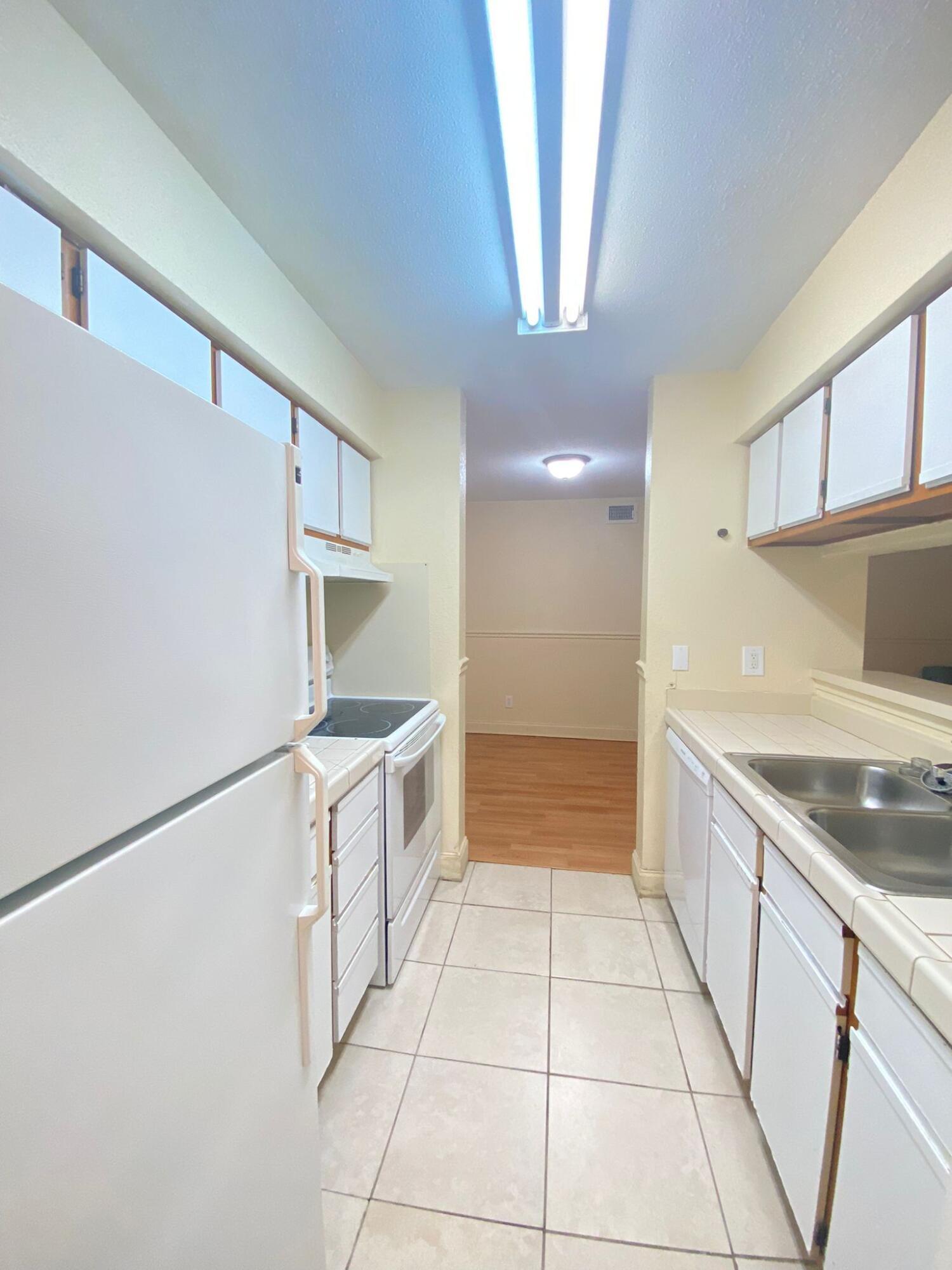949 Riverside Drive 423, Coral Springs, FL 33071, Coral Springs - Photo 5