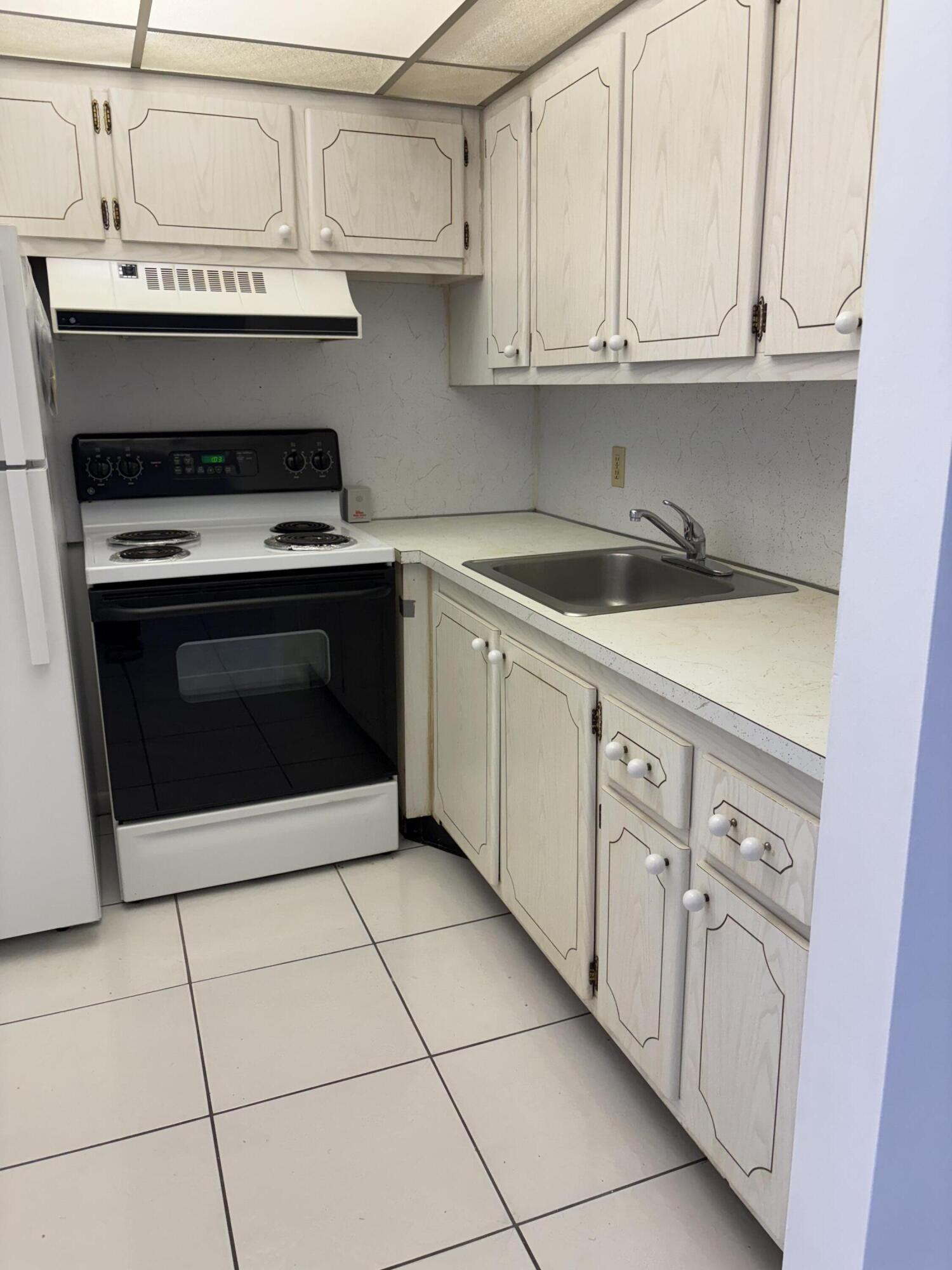 113 Berkshire E, West Palm Beach, FL 33417, West Palm Beach - Photo 2