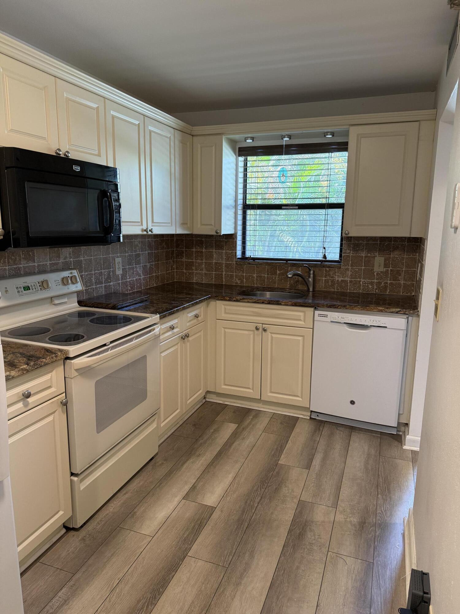 4760 Lucerne Lakes Boulevard 206, Lake Worth, FL 33467, Lake Worth - Photo 5