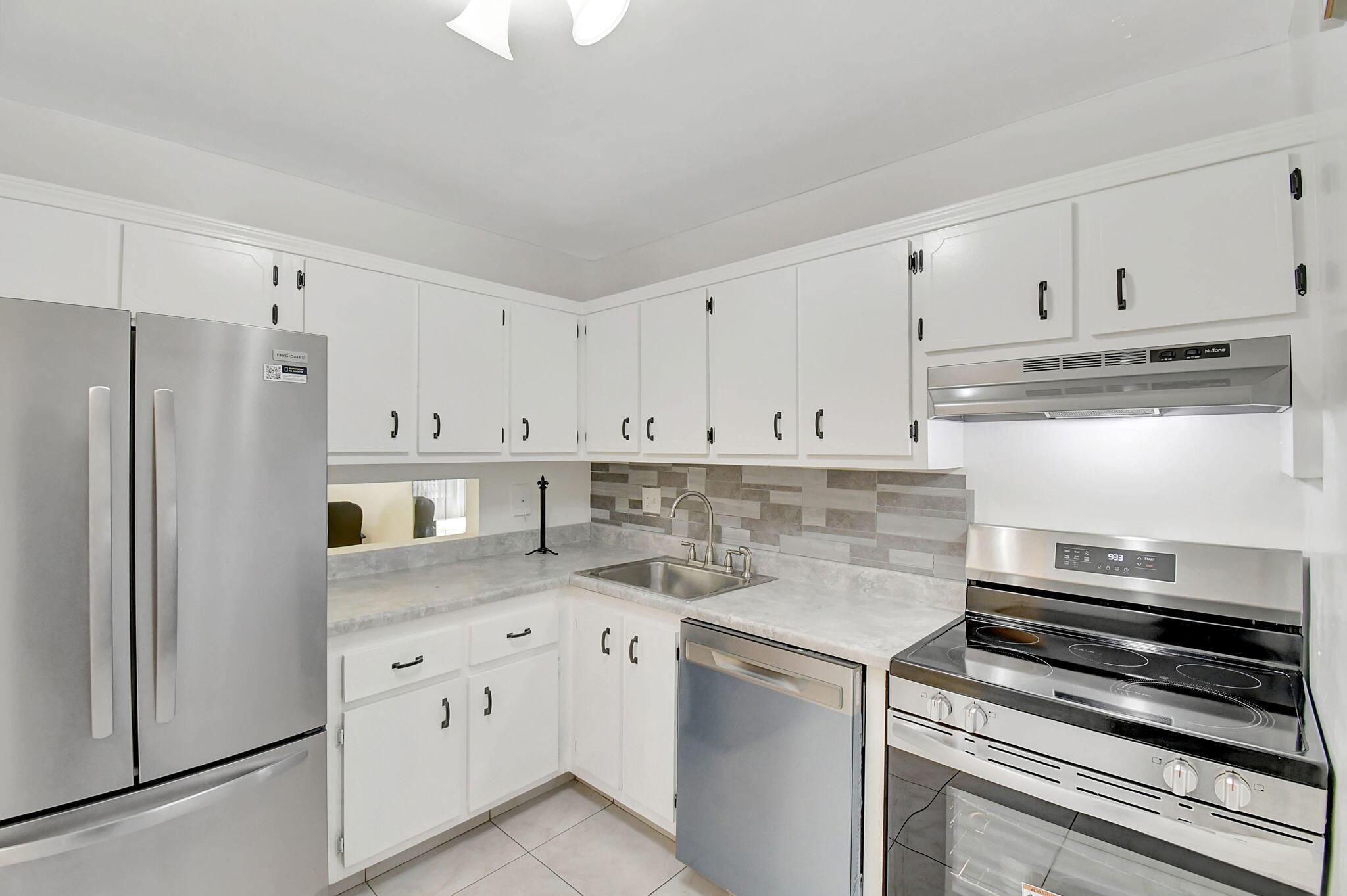 3090 NW 46th Avenue 105c, Lauderdale Lakes, FL 33313, Lauderdale Lakes - Photo 2