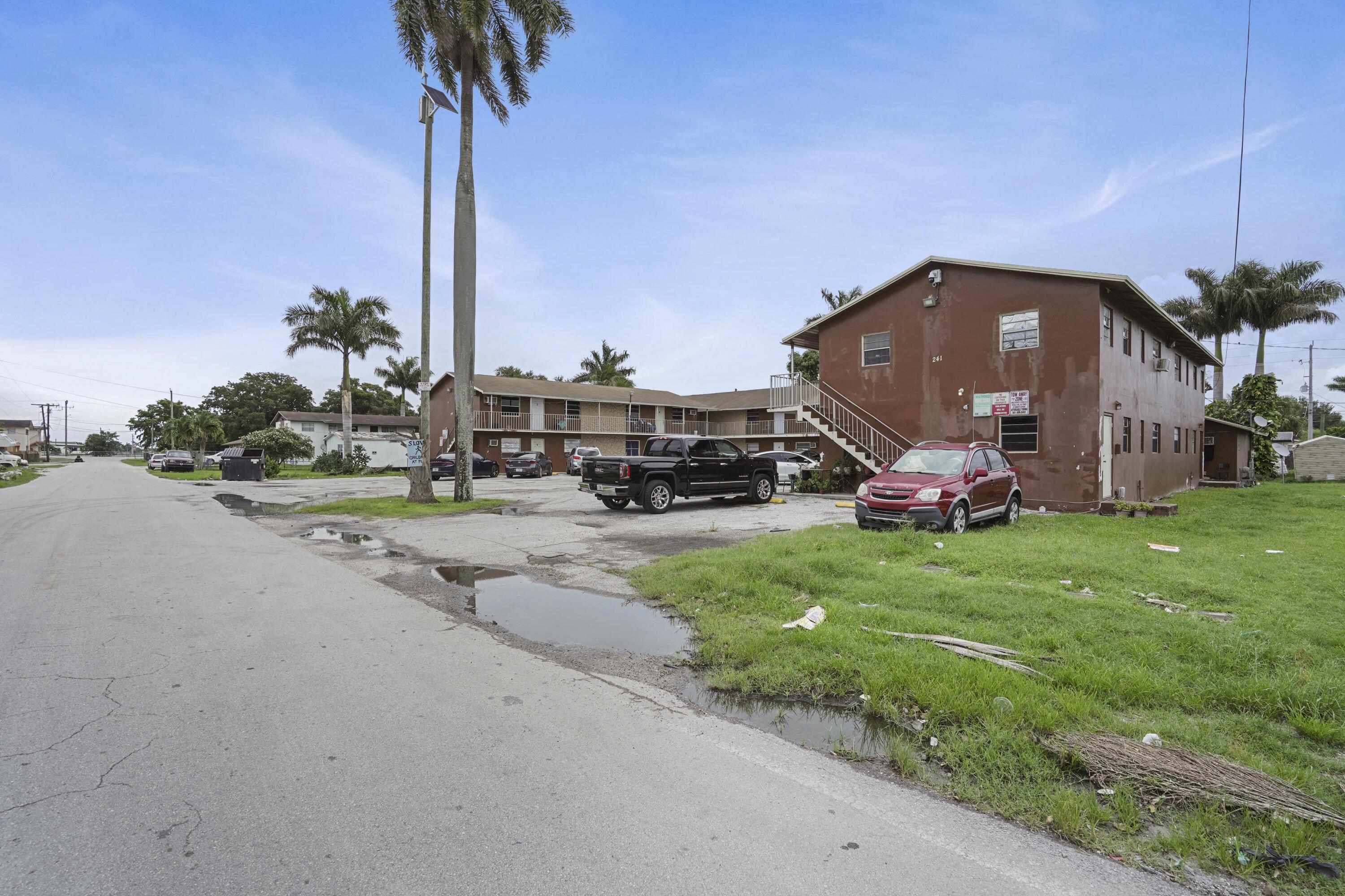 241 NW 11th 1 Street 13, Belle Glade, FL 33430, Belle Glade - Photo 2