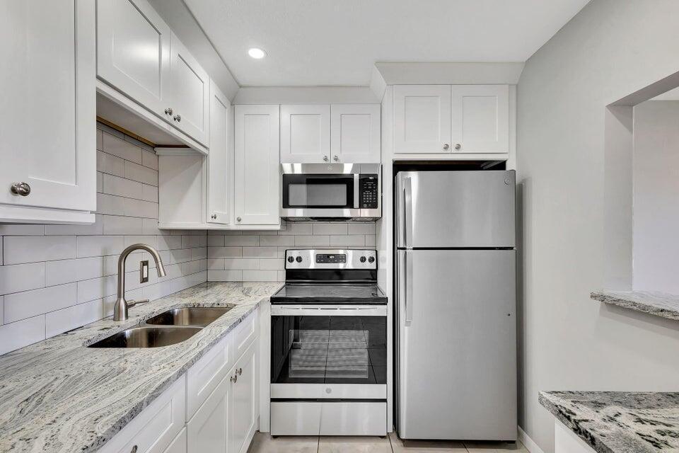 27 Camden B, West Palm Beach, FL 33417, West Palm Beach - Photo 2