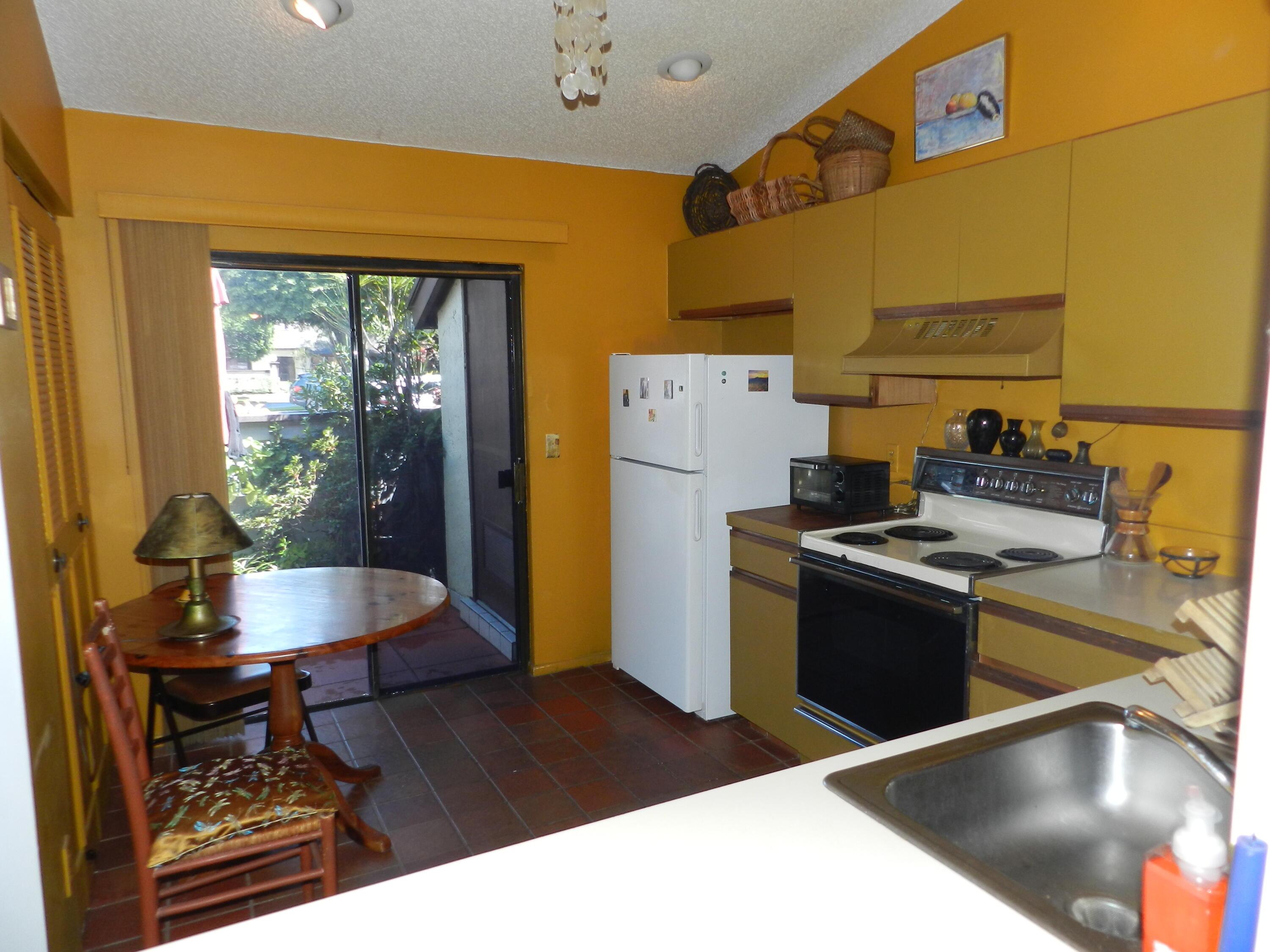 450 Knollwood Court, Royal Palm Beach, FL 33411, Royal Palm Beach - Photo 2