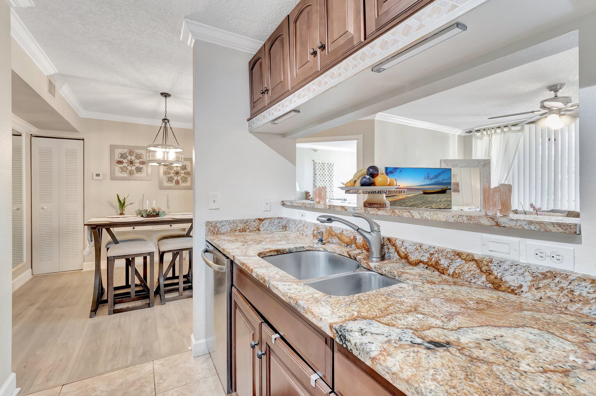 103 Yacht Club Way 206, Hypoluxo, FL 33462, Hypoluxo - Photo 4