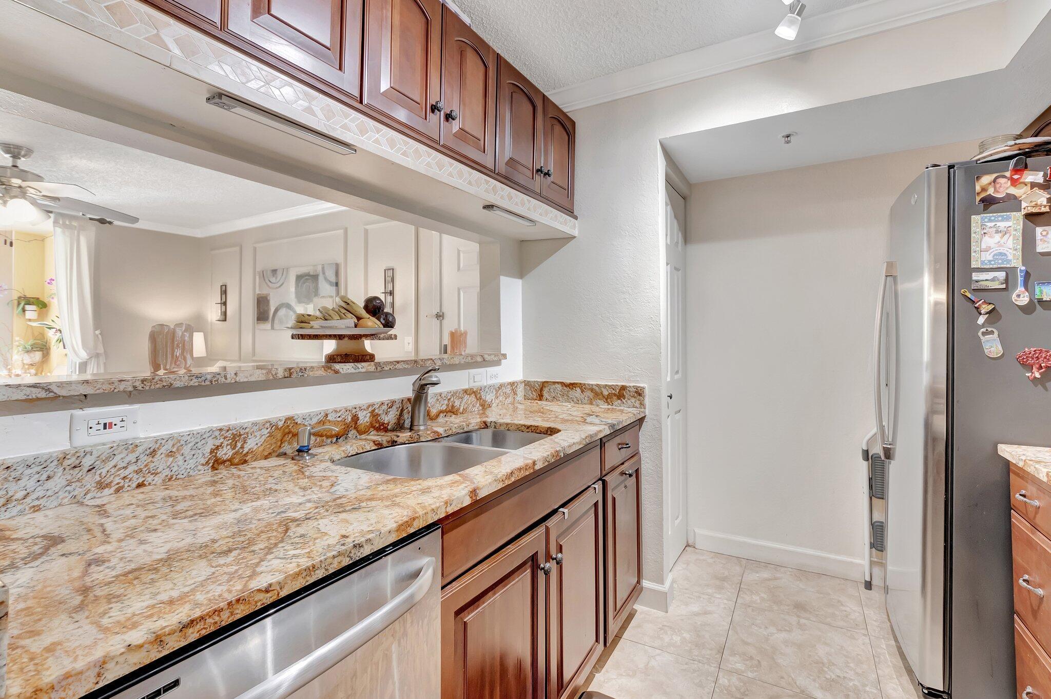 103 Yacht Club Way 206, Hypoluxo, FL 33462, Hypoluxo - Photo 5