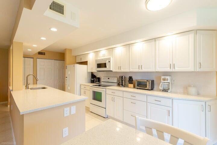 110 Half Moon Circle E2, Hypoluxo, FL 33462, Hypoluxo - Photo 2