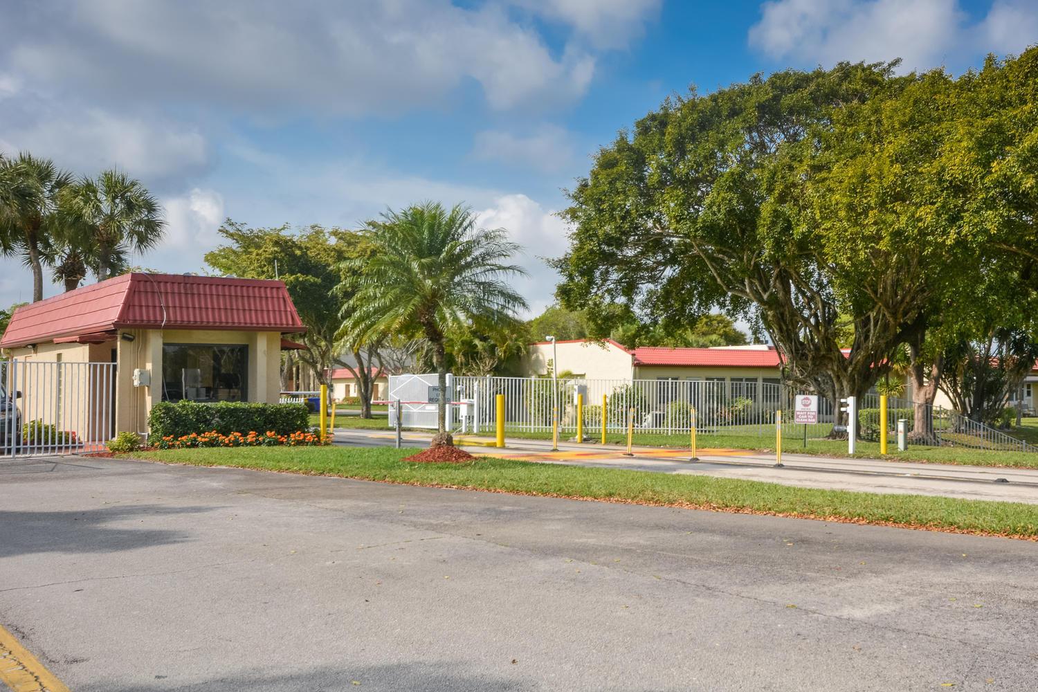 477 Lake Dora Drive, West Palm Beach, FL 33411, West Palm Beach - Photo 3
