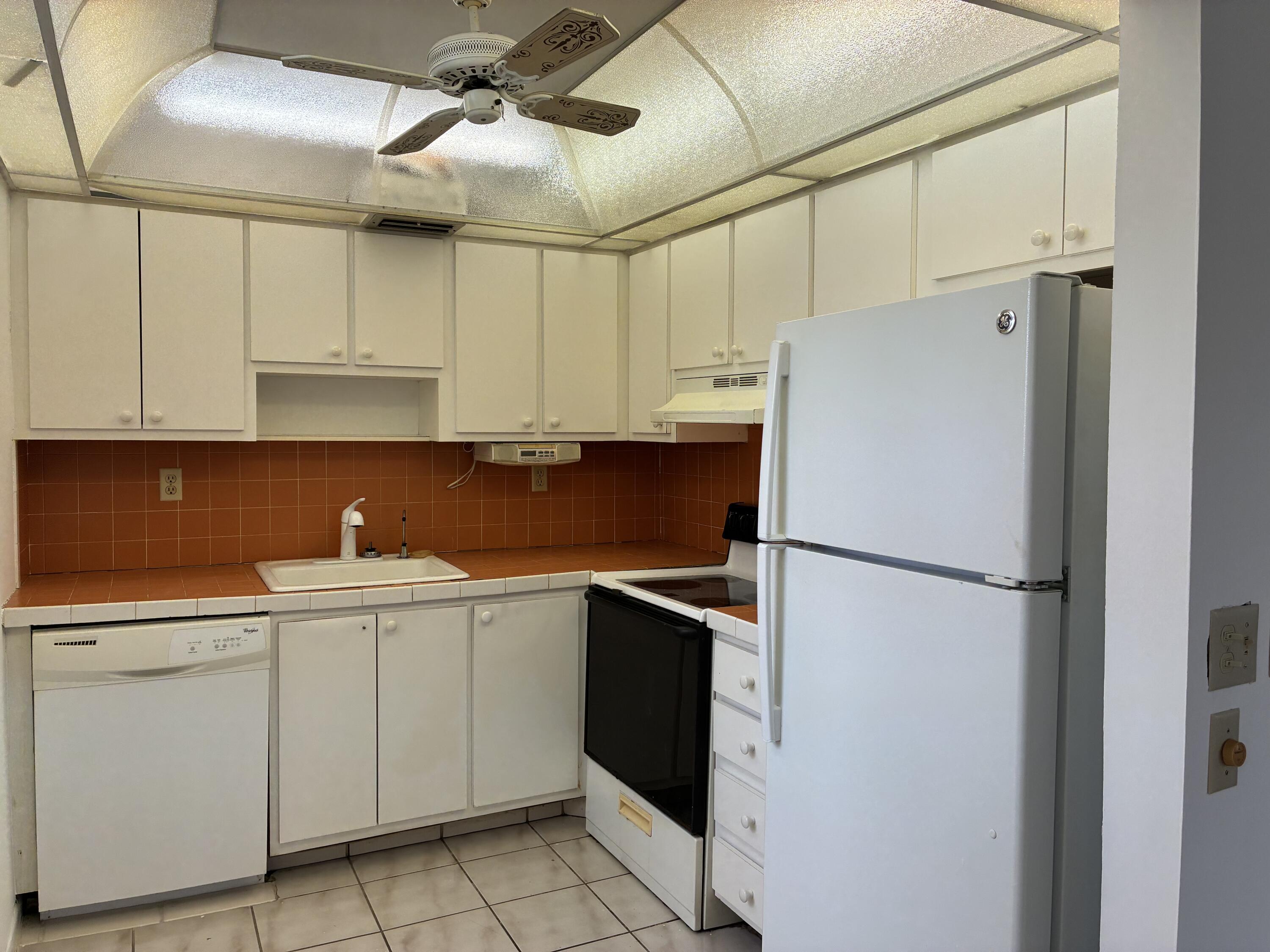 574 Burgundy L 574, Delray Beach, FL 33484, Delray Beach - Photo 4