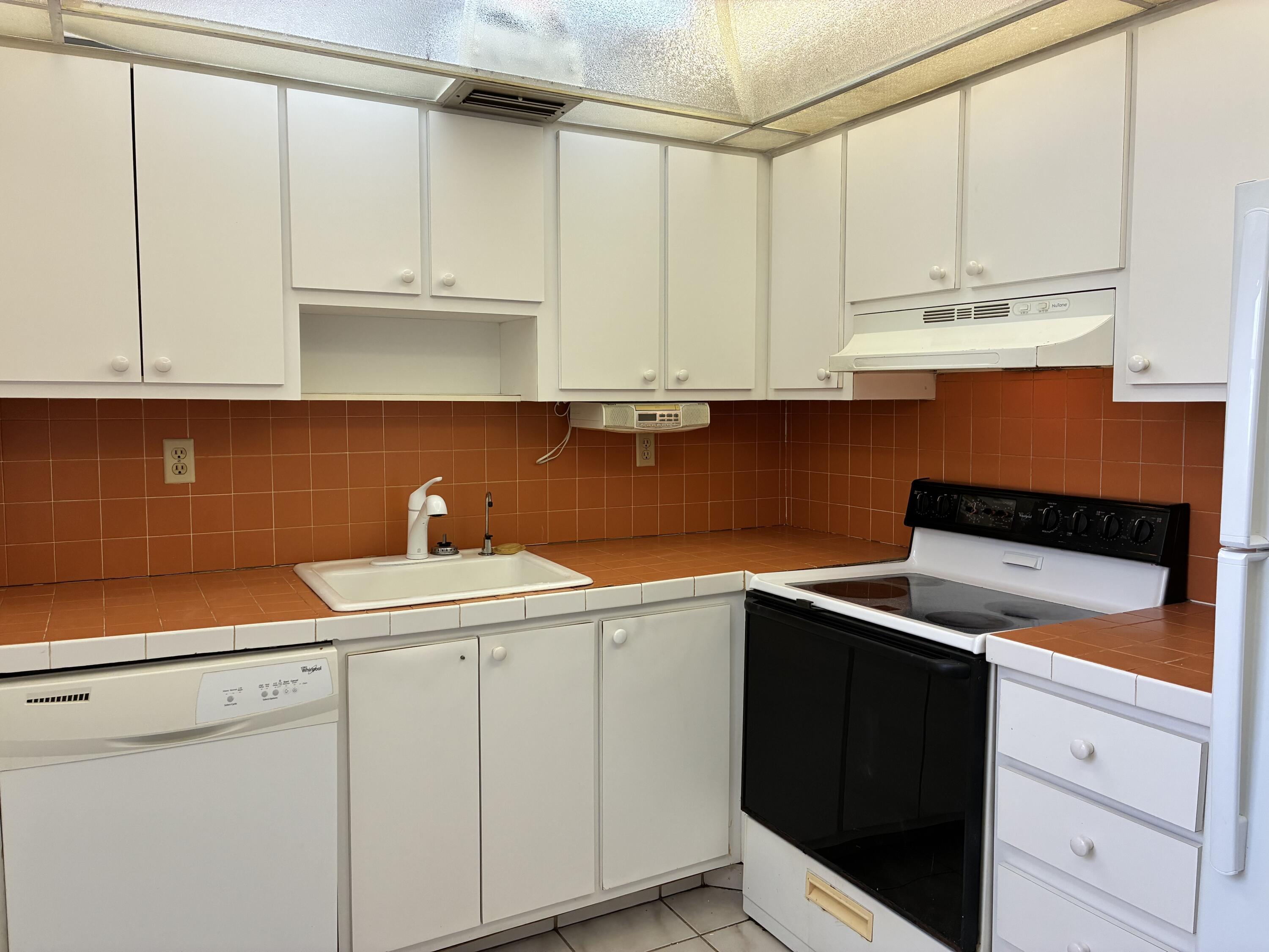574 Burgundy L 574, Delray Beach, FL 33484, Delray Beach - Photo 5