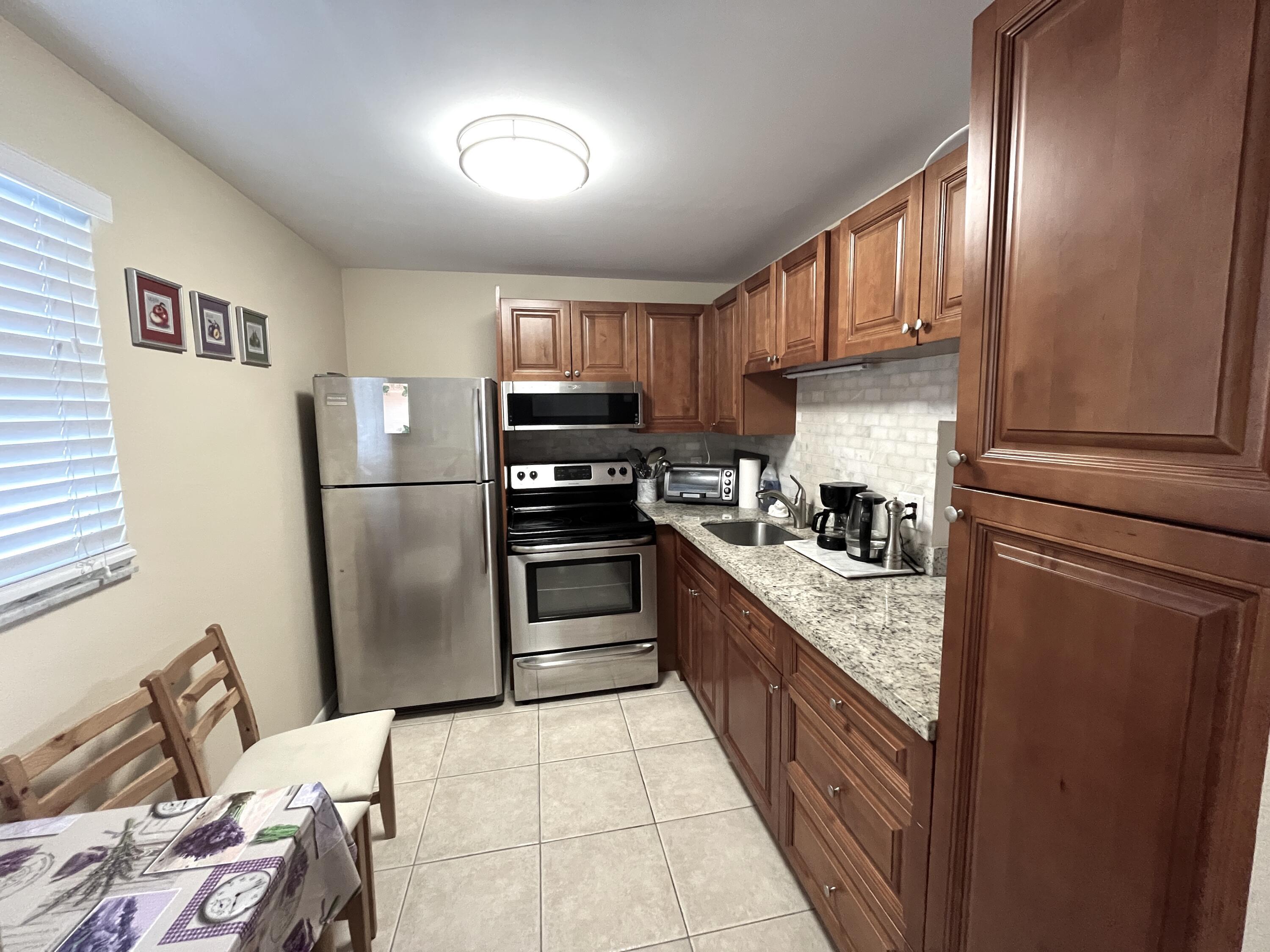 330 NE 26th Avenue 406, Boynton Beach, FL 33435, Boynton Beach - Photo 2