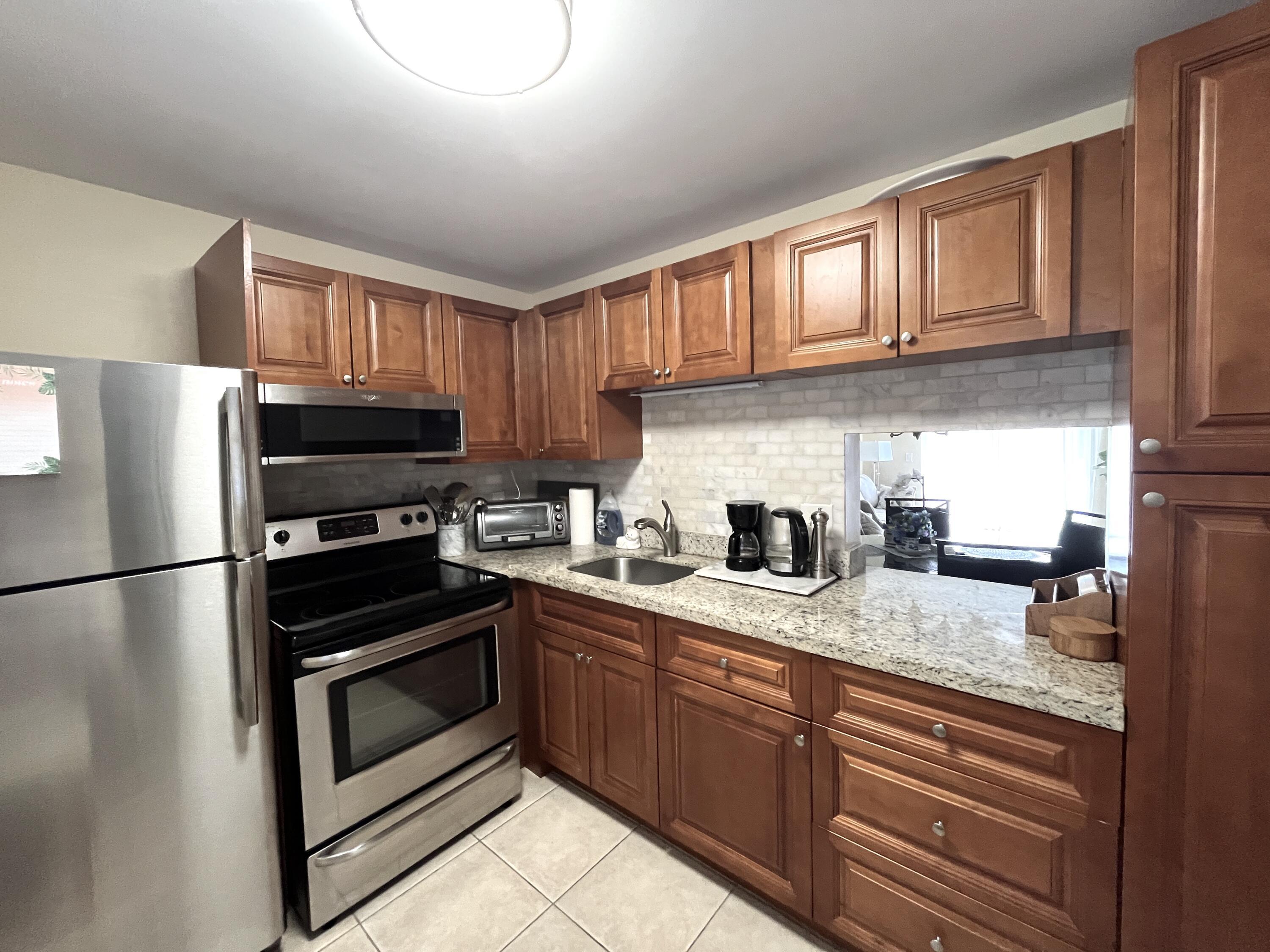 330 NE 26th Avenue 406, Boynton Beach, FL 33435, Boynton Beach - Photo 3