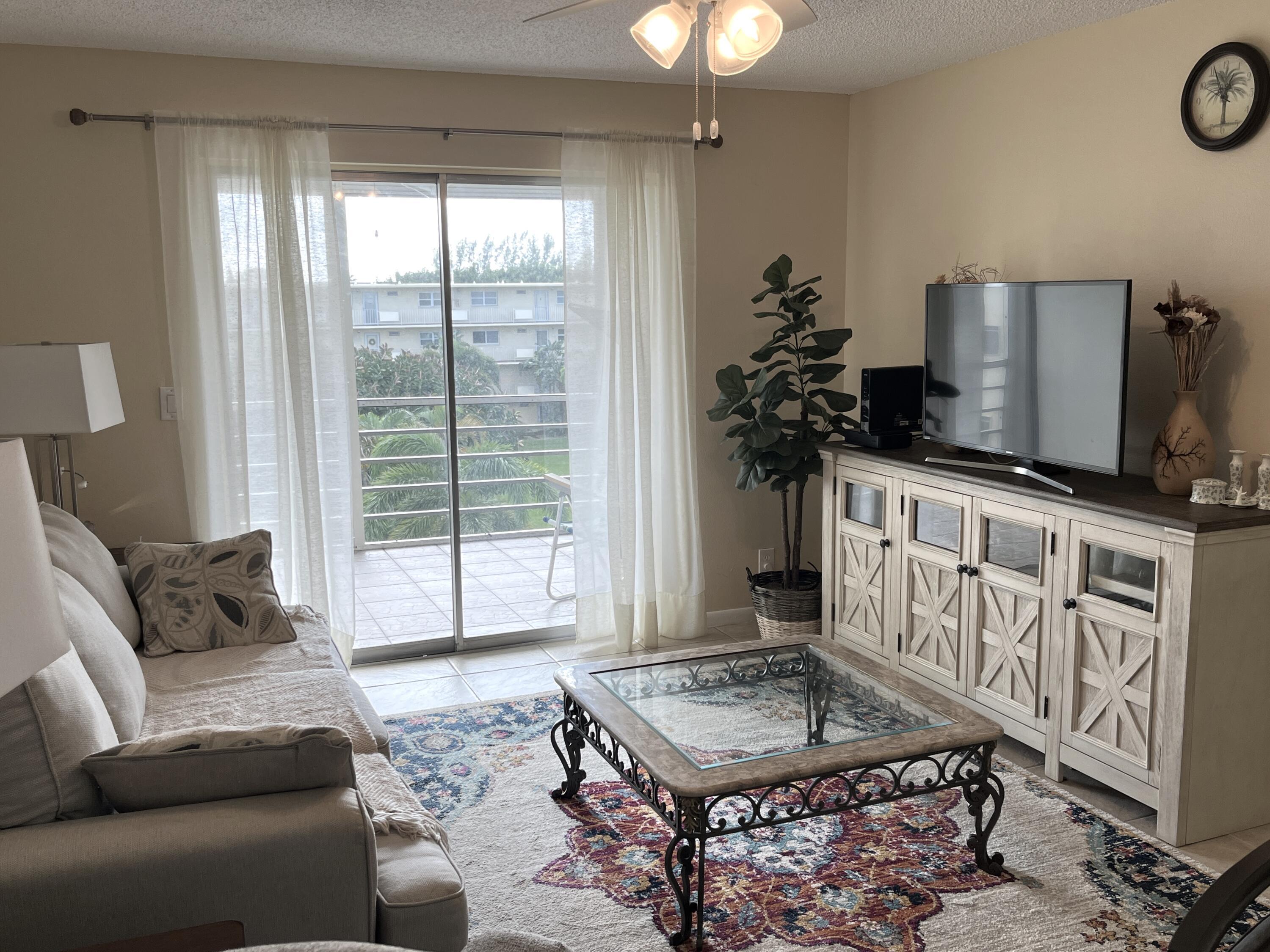 330 NE 26th Avenue 406, Boynton Beach, FL 33435, Boynton Beach - Photo 4