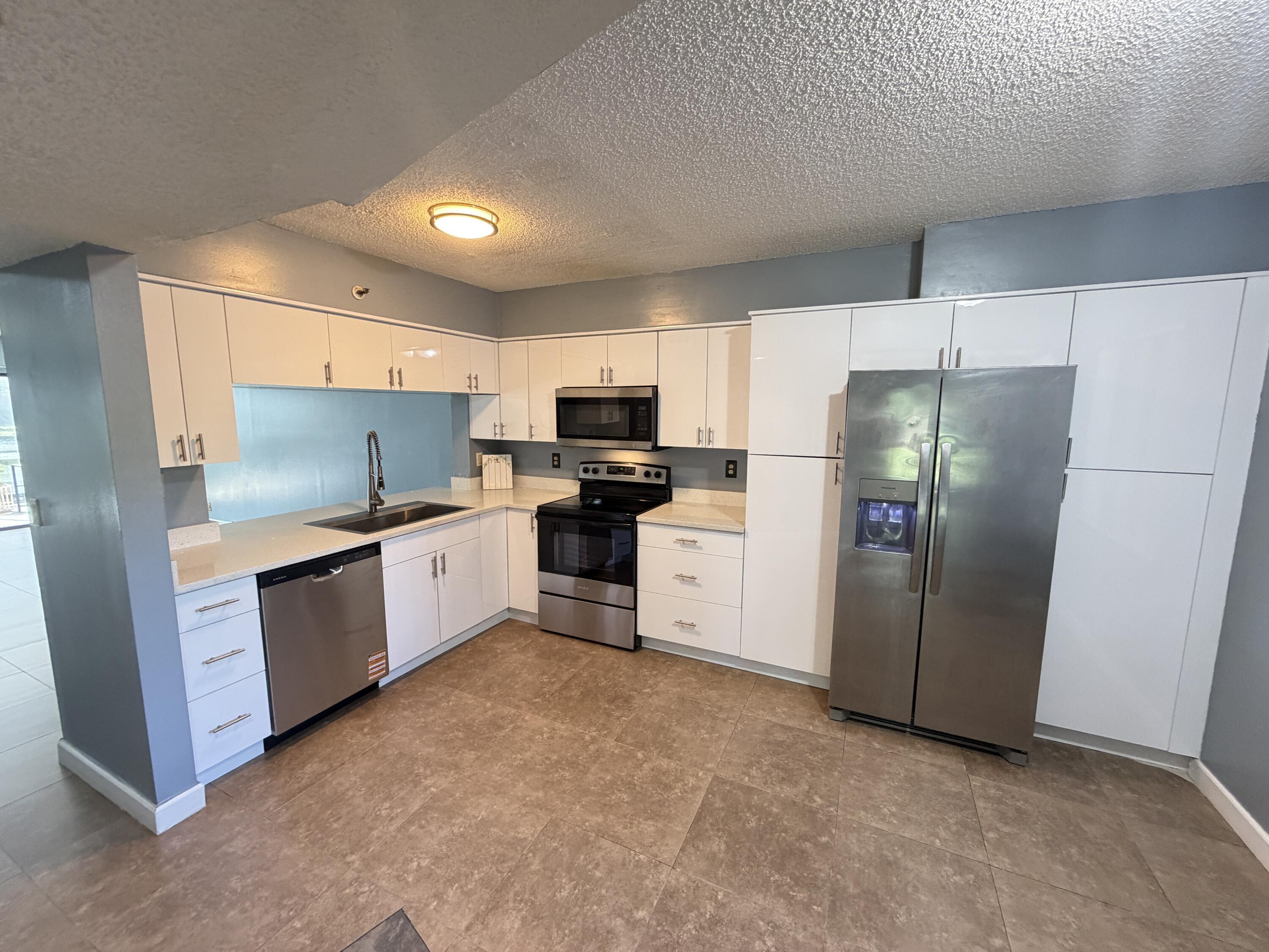 2202 S Cypress Bend Drive 101, Pompano Beach, FL 33069, Pompano Beach - Photo 4