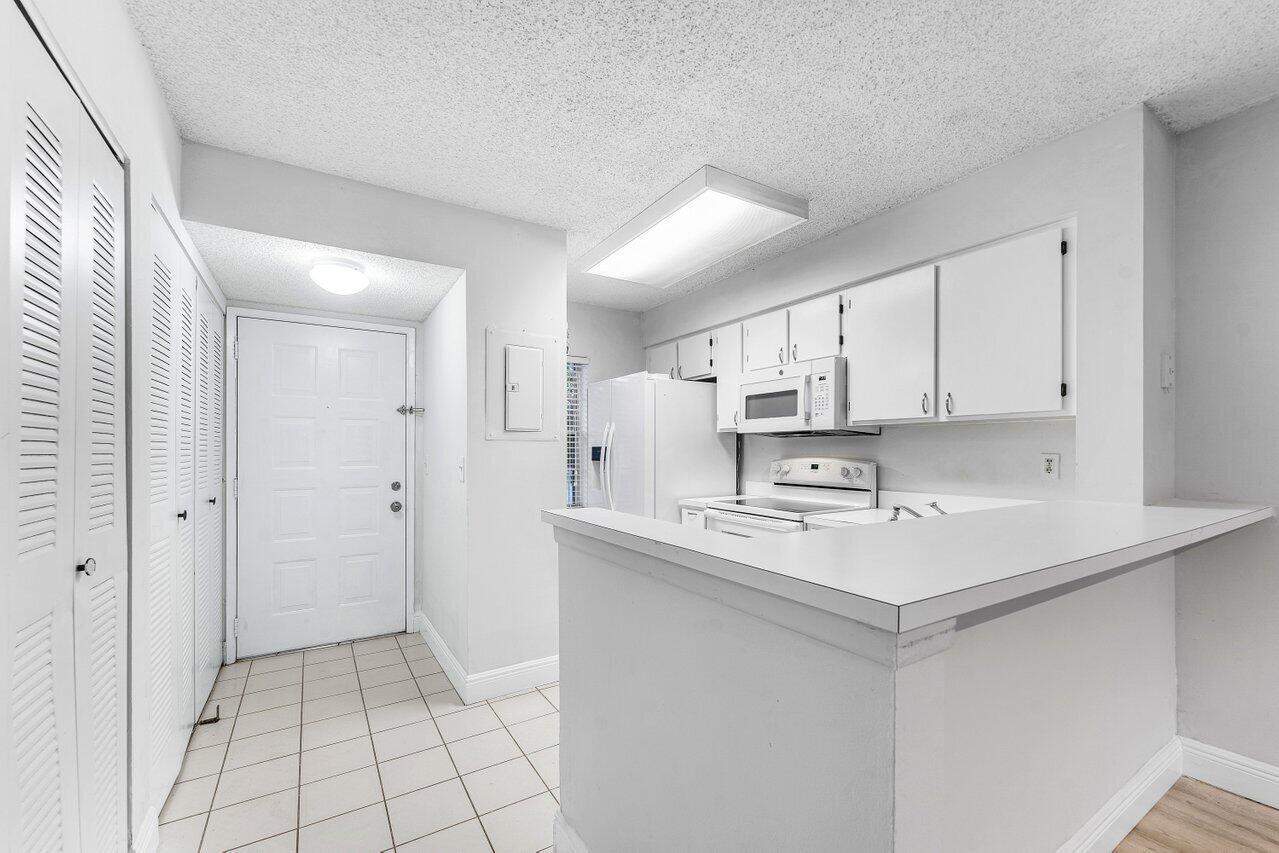 2230 N Cypress Bend Drive 209, Pompano Beach, FL 33069, Pompano Beach - Photo 3