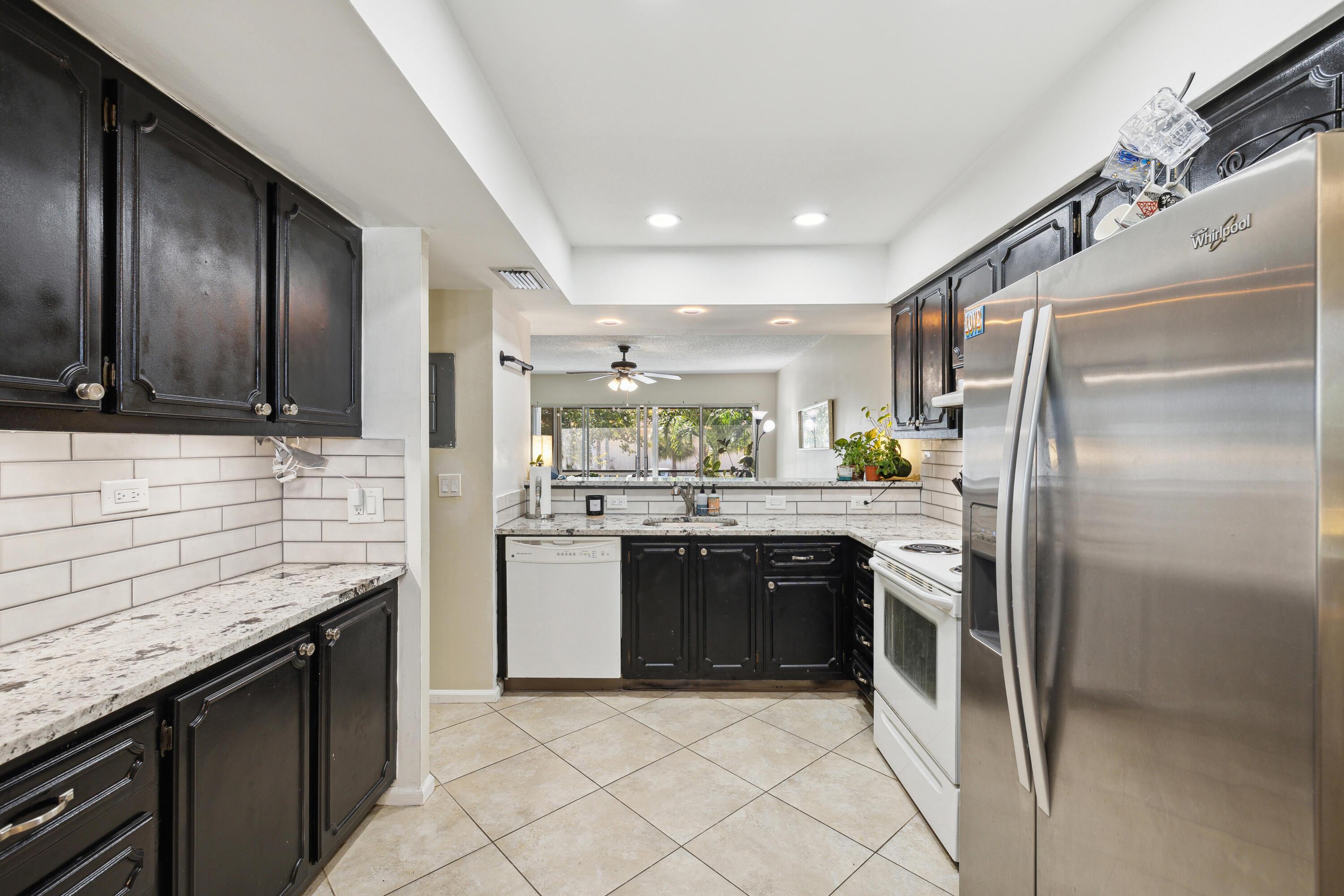 3075 E Gardens East Drive 32, Palm Beach Gardens, FL 33410, Palm Beach Gardens - Photo 2