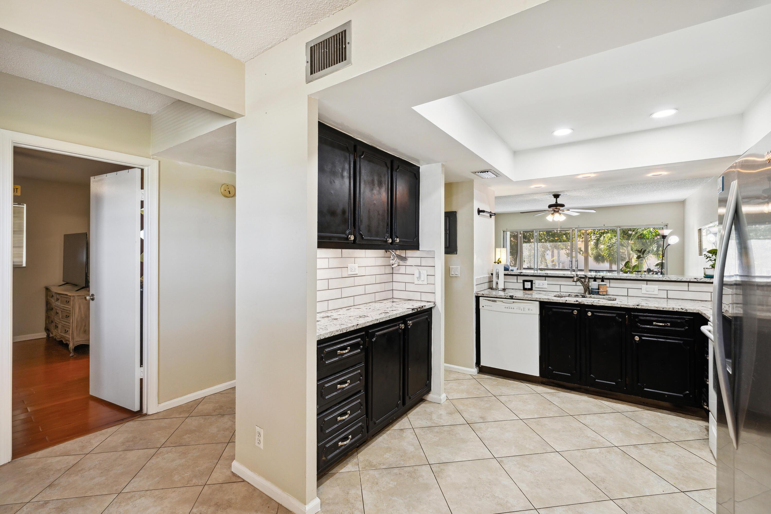 3075 E Gardens East Drive 32, Palm Beach Gardens, FL 33410, Palm Beach Gardens - Photo 3