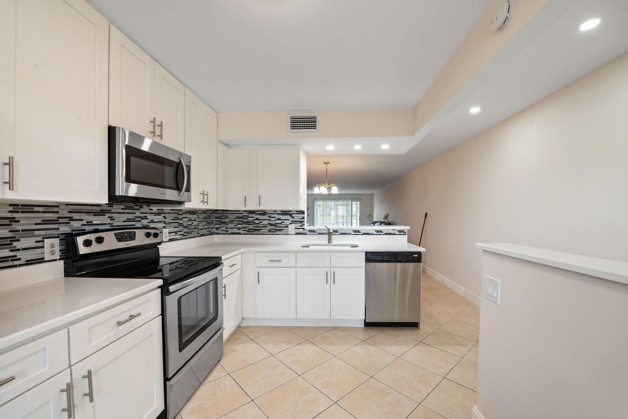 1090 Guildford E 1090, Boca Raton, FL 33434, Boca Raton - Photo 2