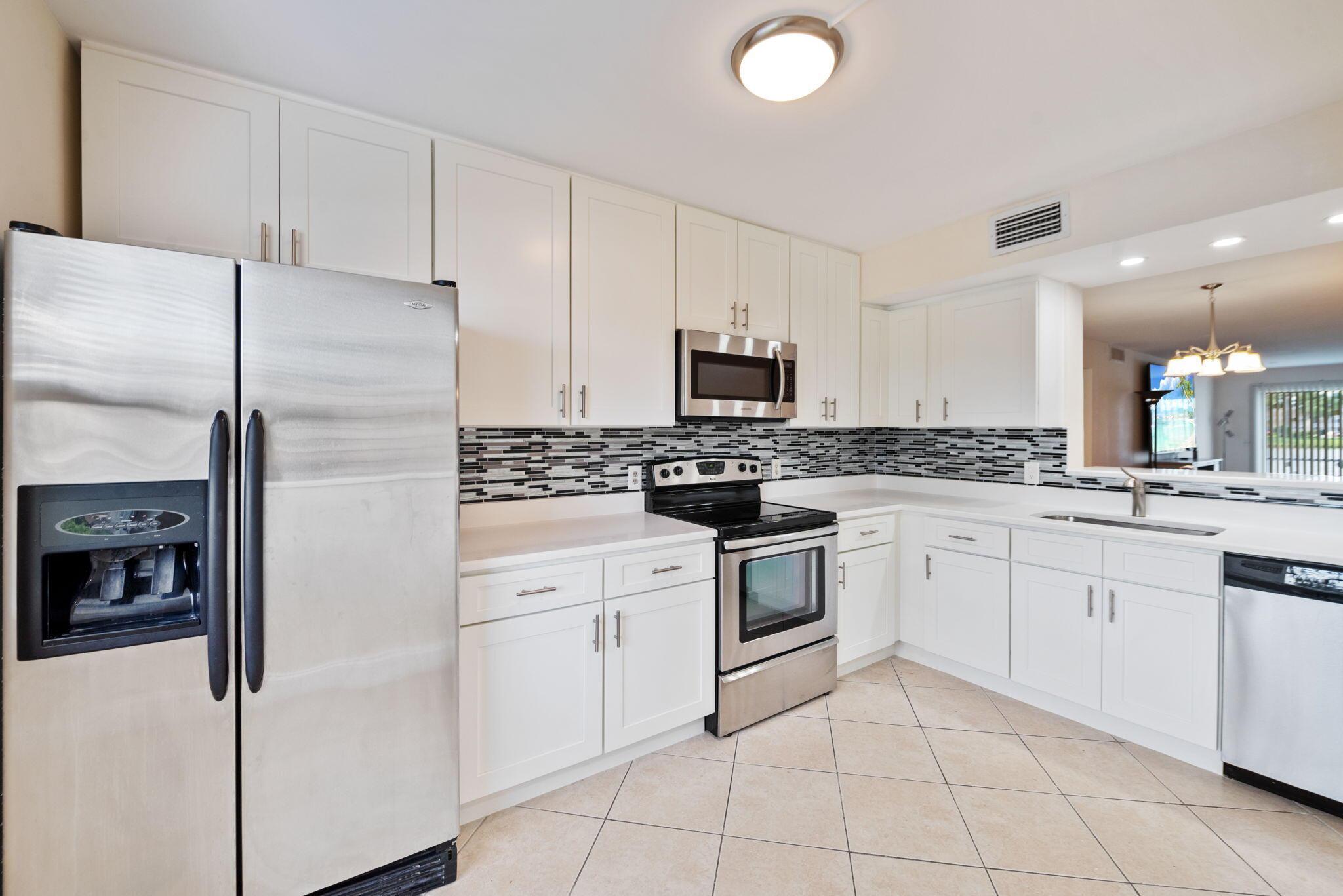 1090 Guildford E 1090, Boca Raton, FL 33434, Boca Raton - Photo 3