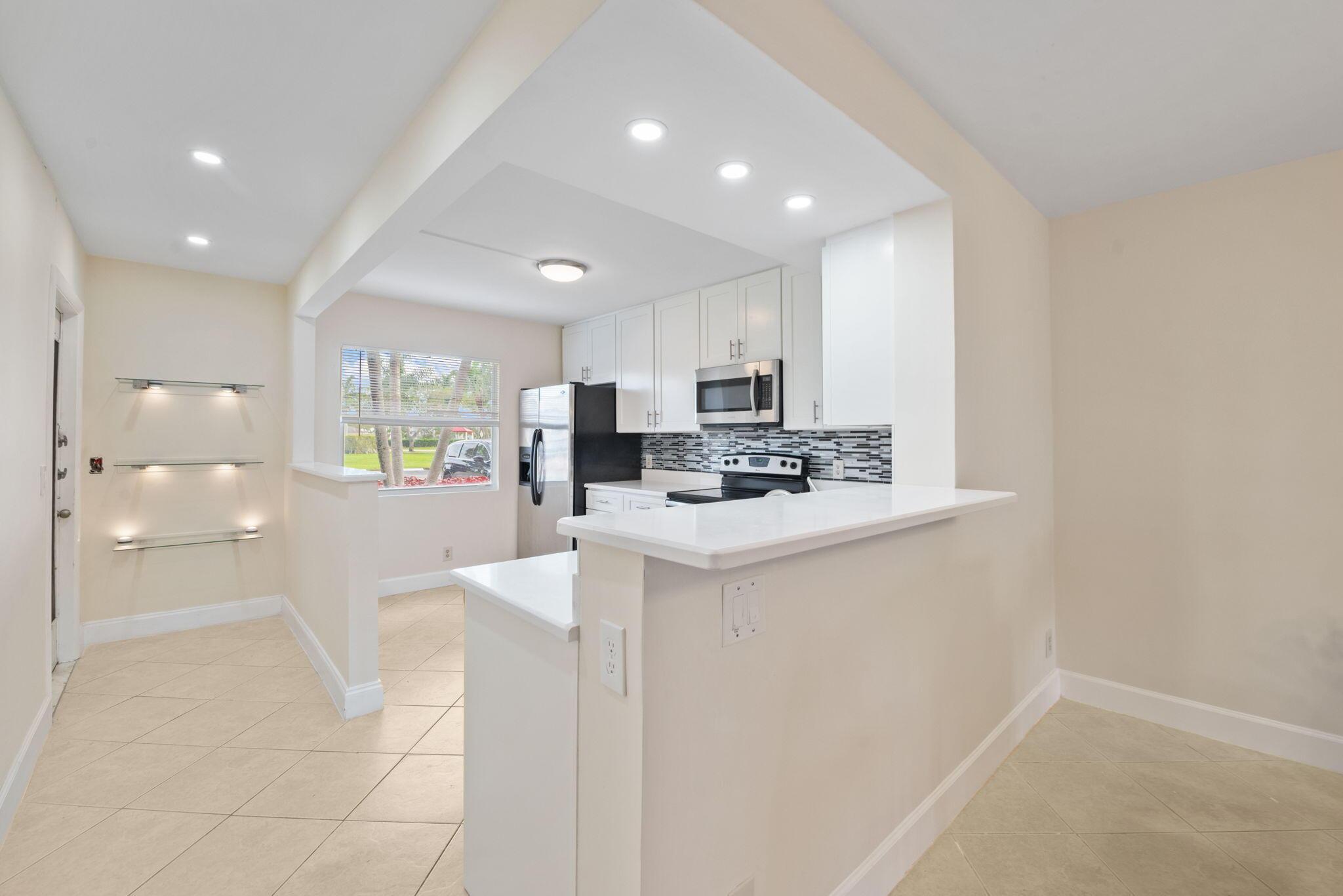 1090 Guildford E 1090, Boca Raton, FL 33434, Boca Raton - Photo 4