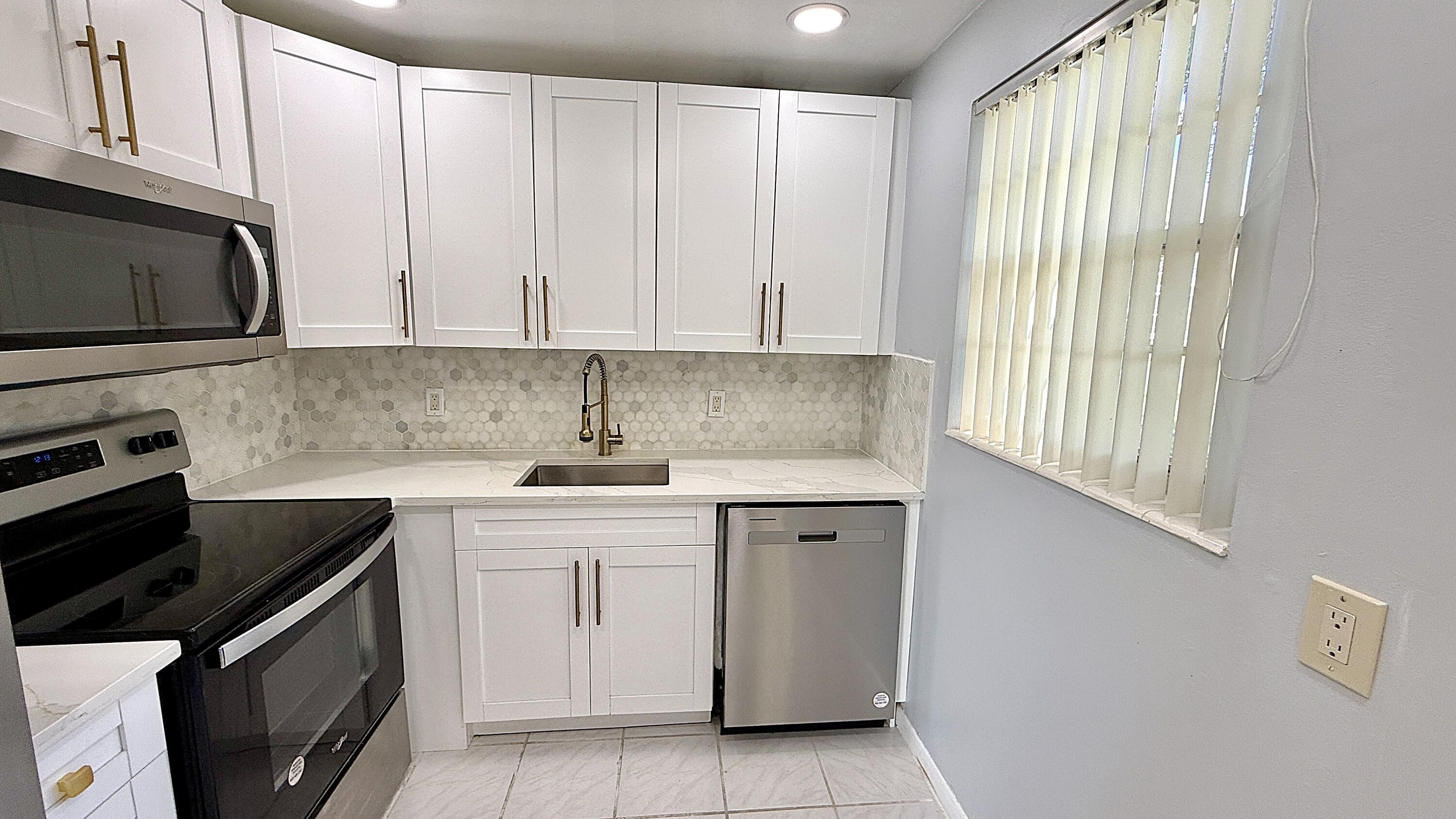 81 Markham E, Deerfield Beach, FL 33442, Deerfield Beach - Photo 3