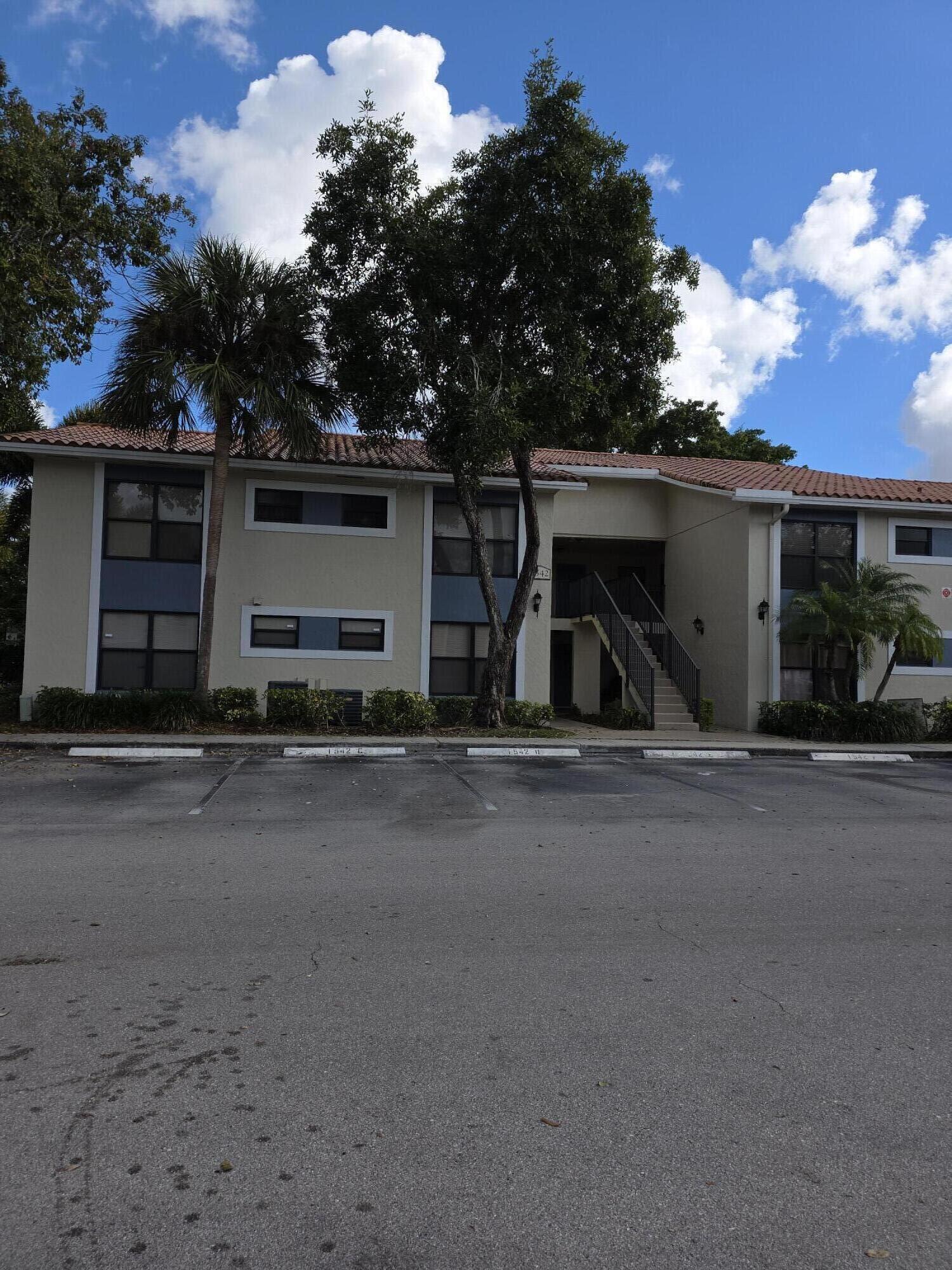 1542 Lake Crystal Drive H, West Palm Beach, FL 33411, West Palm Beach - Photo 2