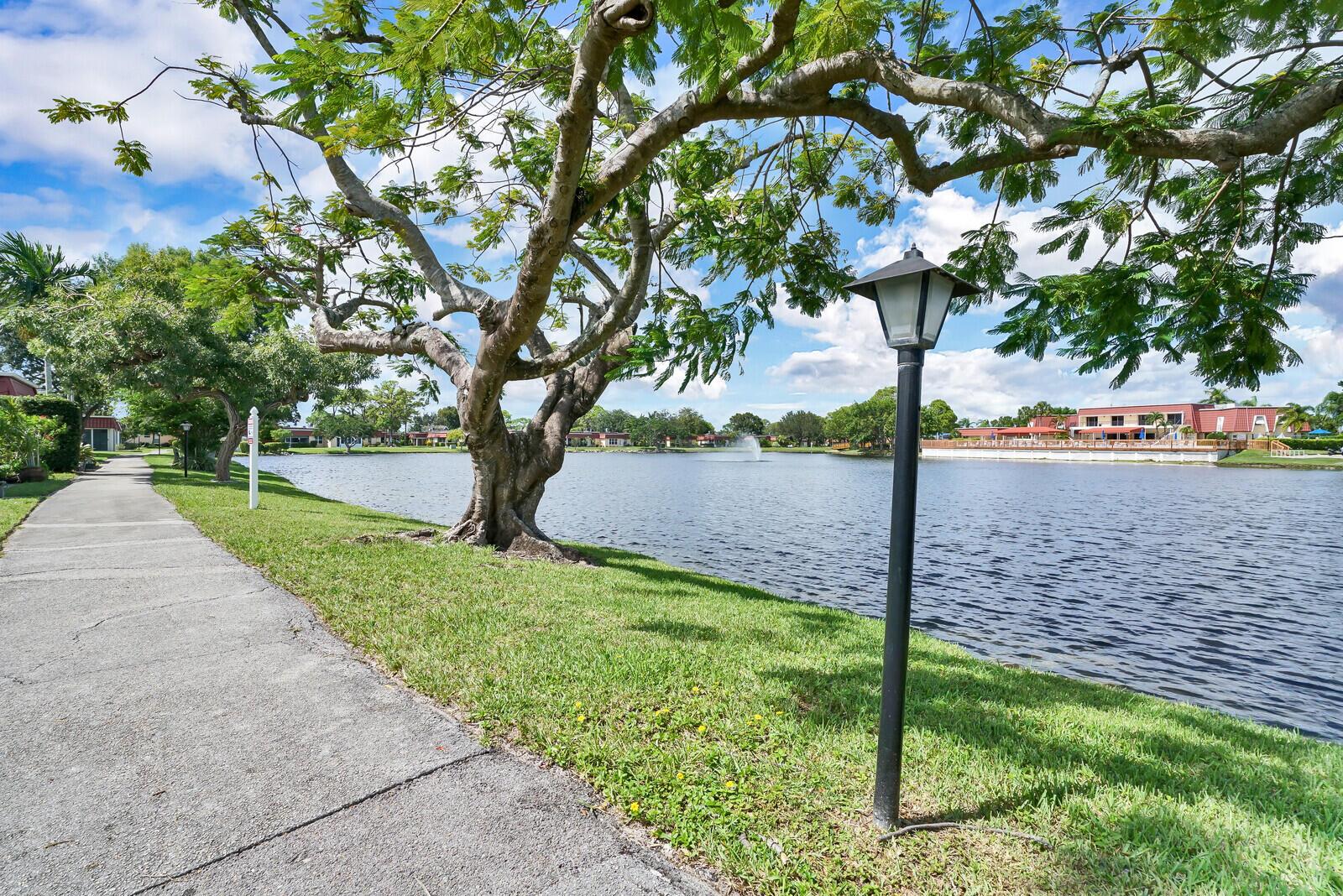 701 Laconia Circle B, Lake Worth, FL 33467, Lake Worth - Photo 2