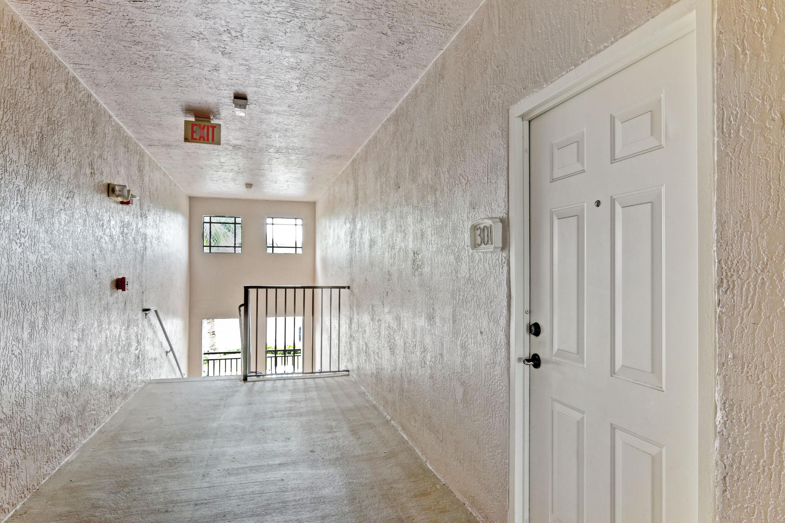 2806 Veronia Drive 301, Palm Beach Gardens, FL 33410, Palm Beach Gardens - Photo 3