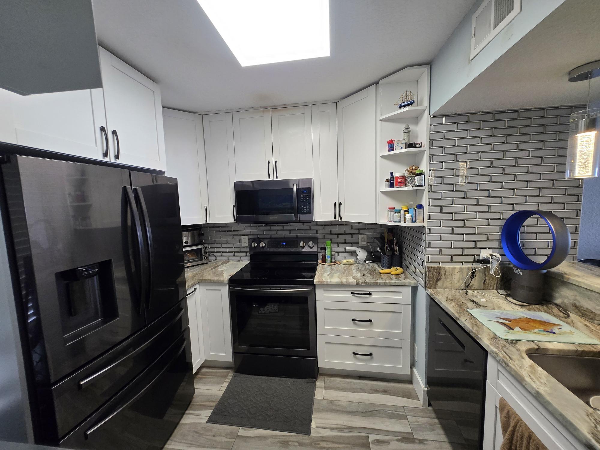 1105 Lake Shore Drive 102, Lake Park, FL 33403, Lake Park - Photo 5