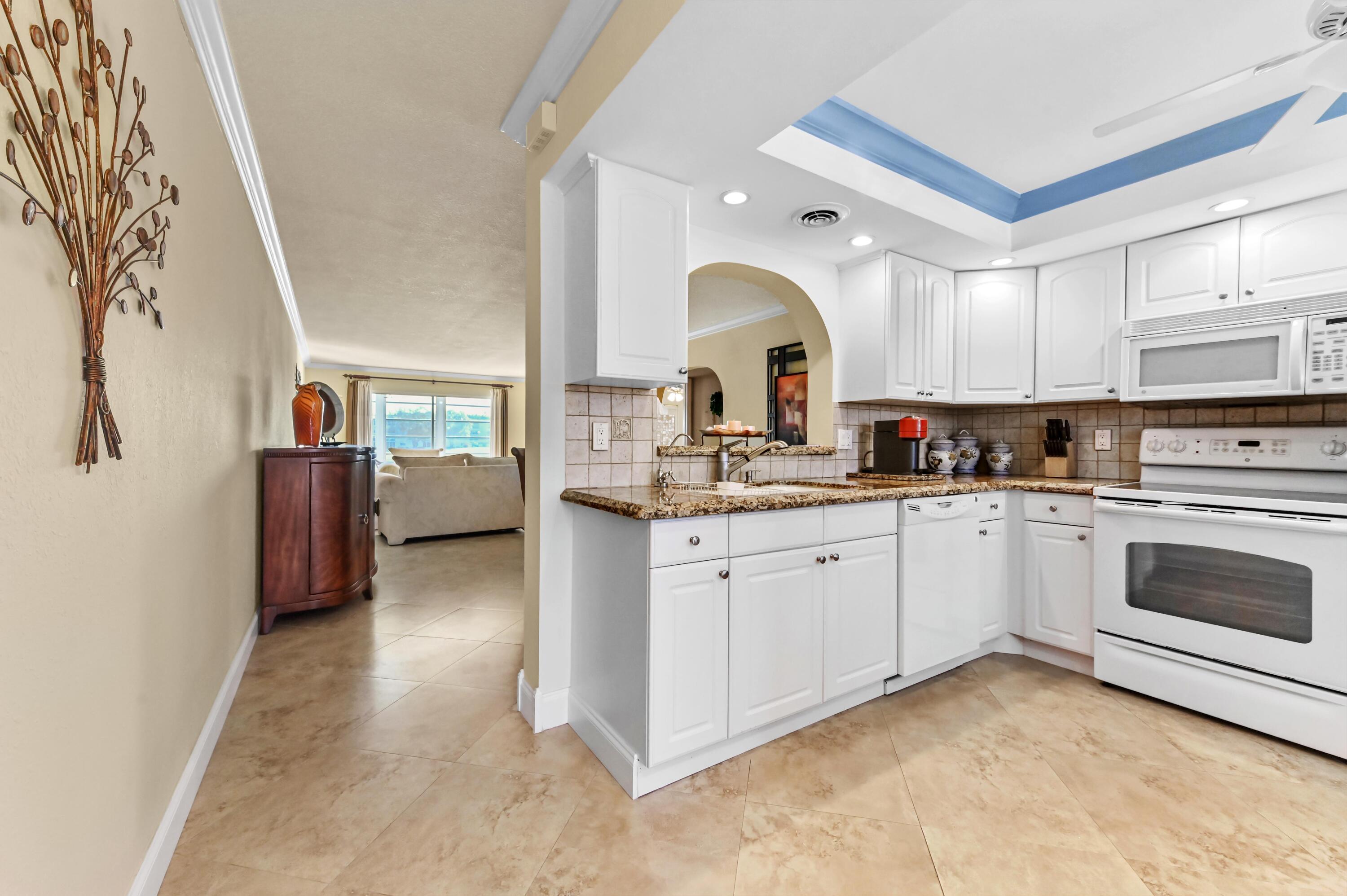 3204 Portofino Point H2, Coconut Creek, FL 33066, Coconut Creek - Photo 5