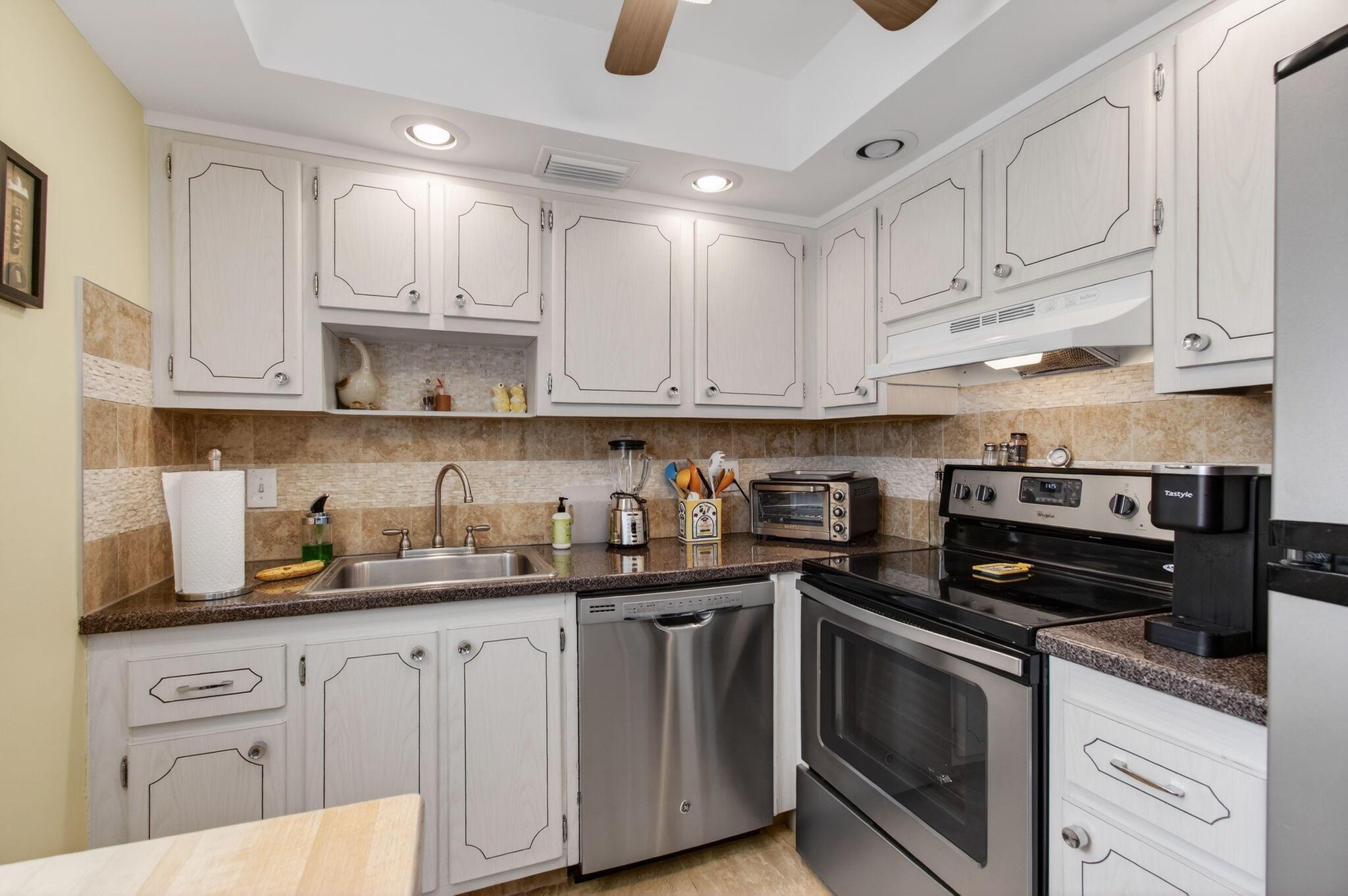 256 Flanders F, Delray Beach, FL 33484, Delray Beach - Photo 3