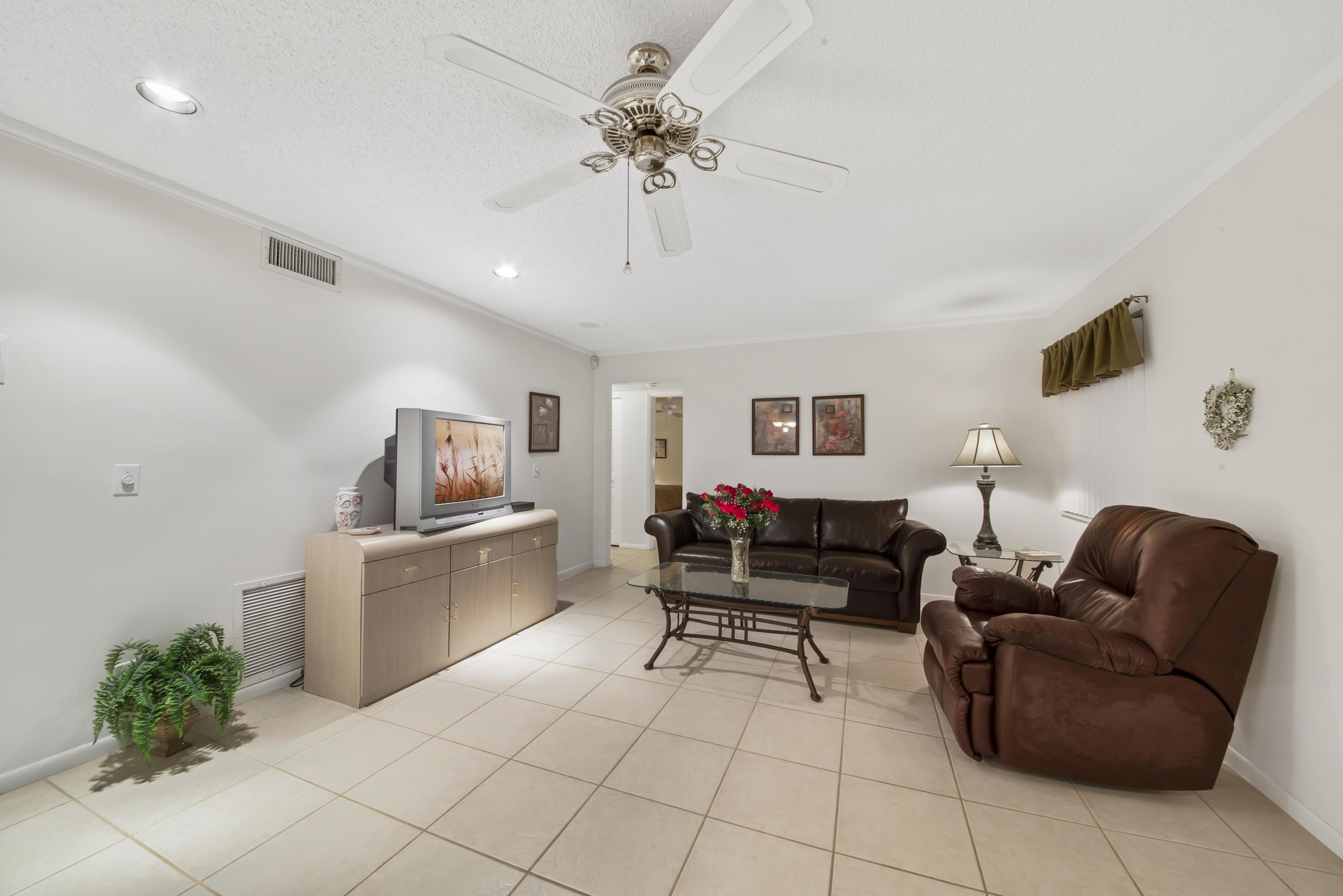 417 Pine Glen Lane D-2, Greenacres, FL 33463, Greenacres - Photo 4