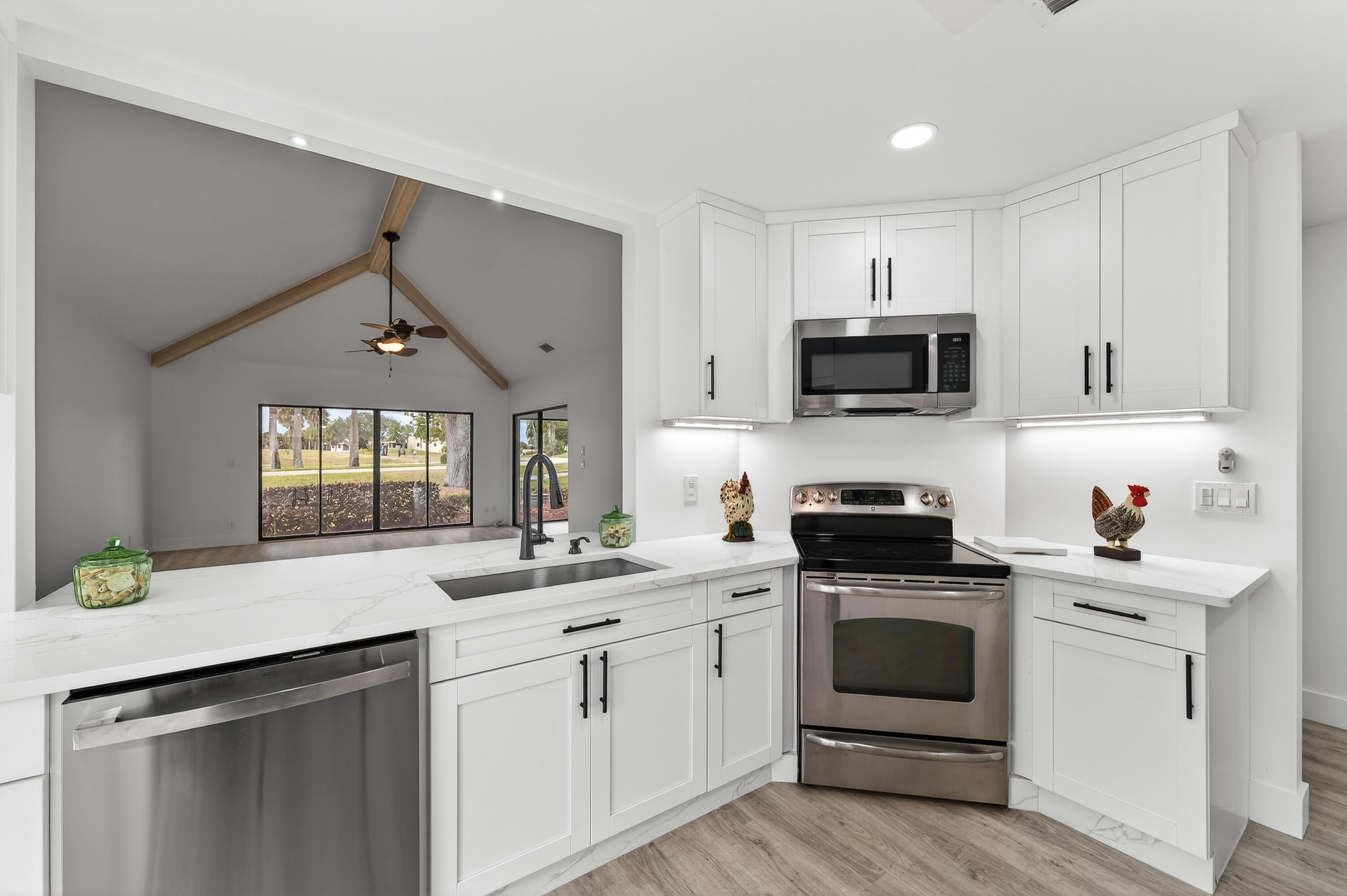 6893 SE Bunker Hill Drive, Hobe Sound, FL 33455, Hobe Sound - Photo 4