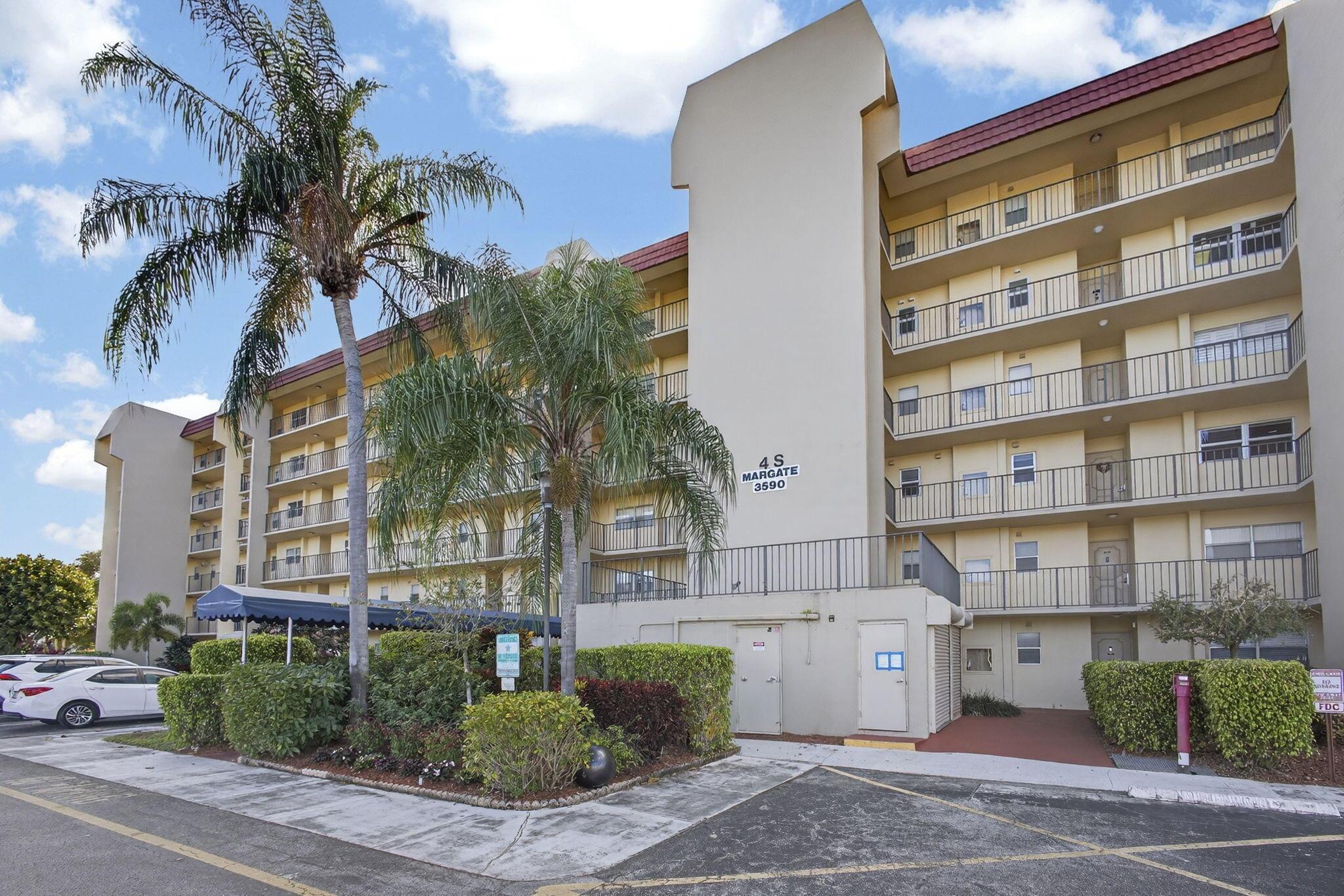 3590 Via Poinciana 202, Lake Worth, FL 33467, Lake Worth - Photo 2