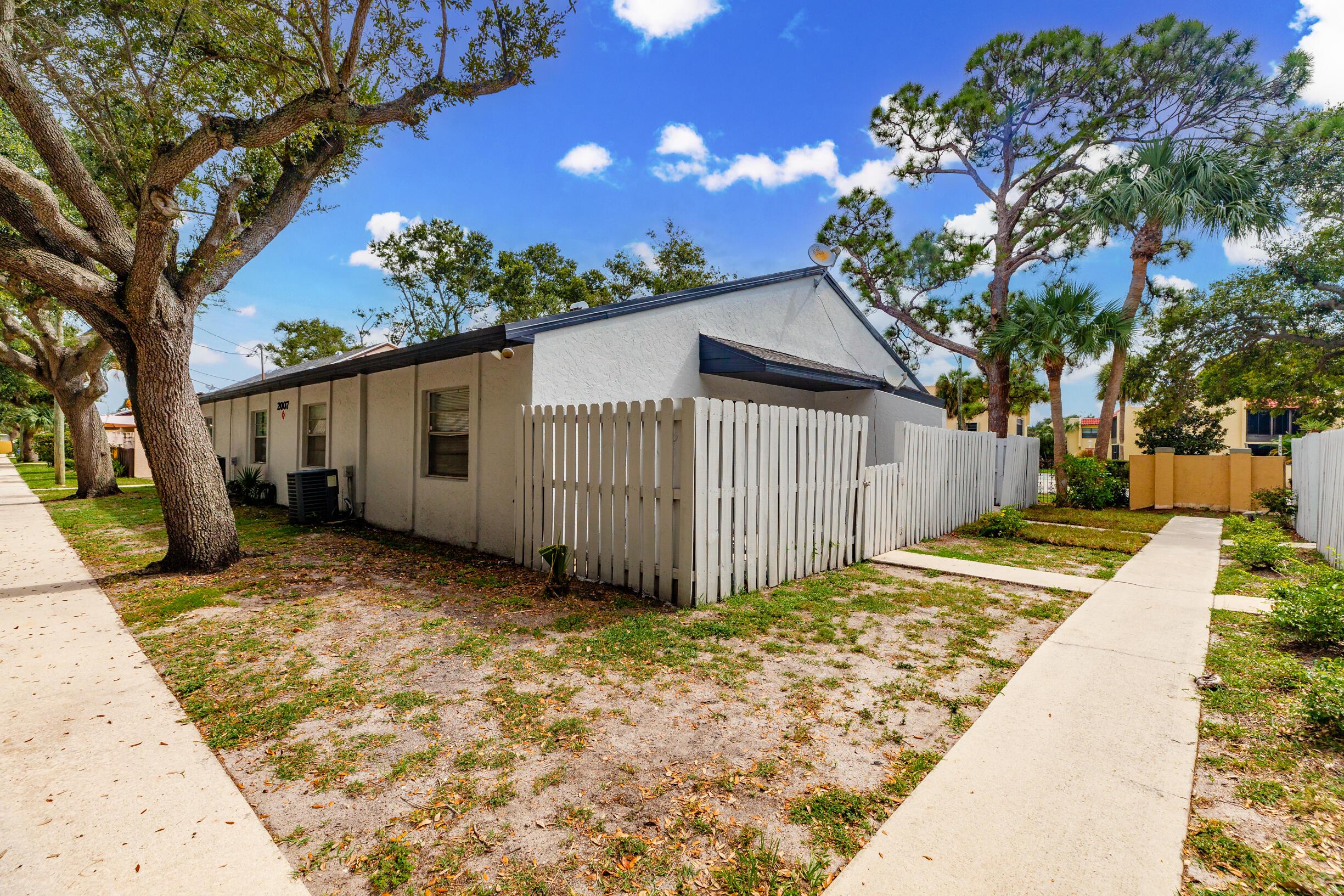 2007 Oleander Boulevard Apt D, Fort Pierce, FL 34950, Fort Pierce - Photo 2