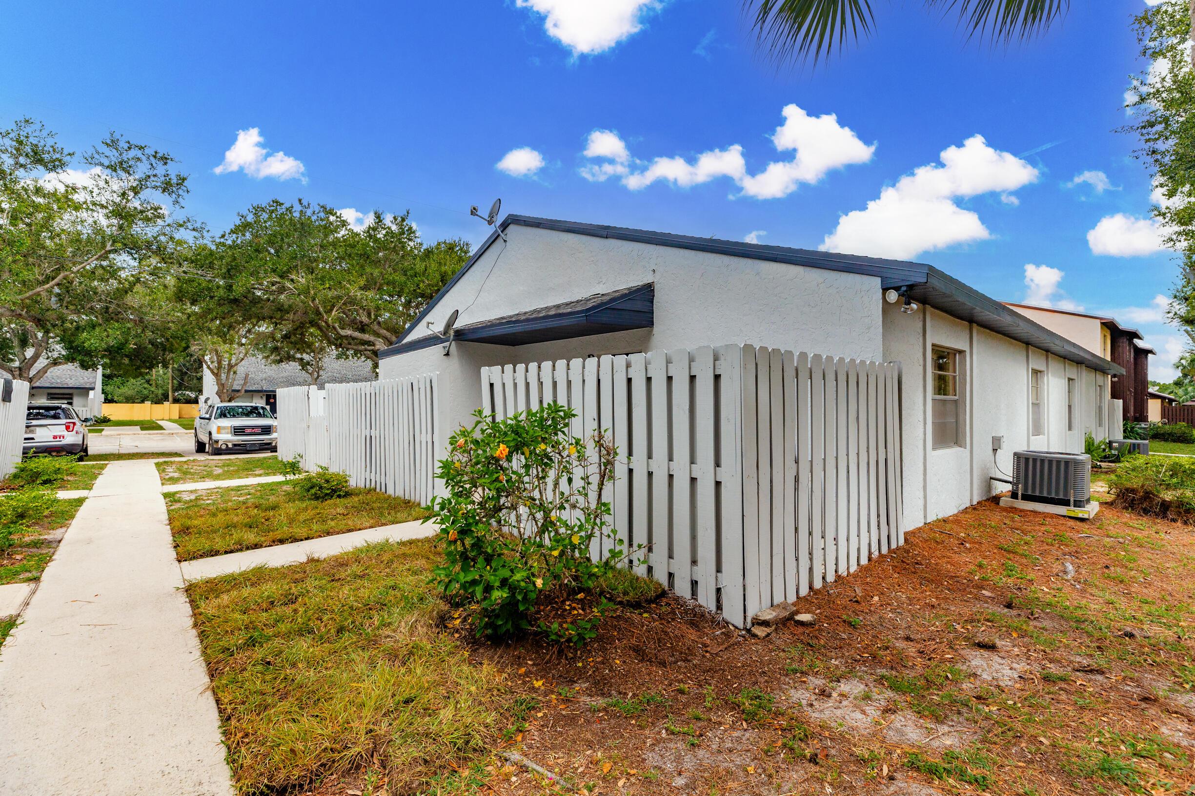 2007 Oleander Boulevard Apt D, Fort Pierce, FL 34950, Fort Pierce - Photo 4