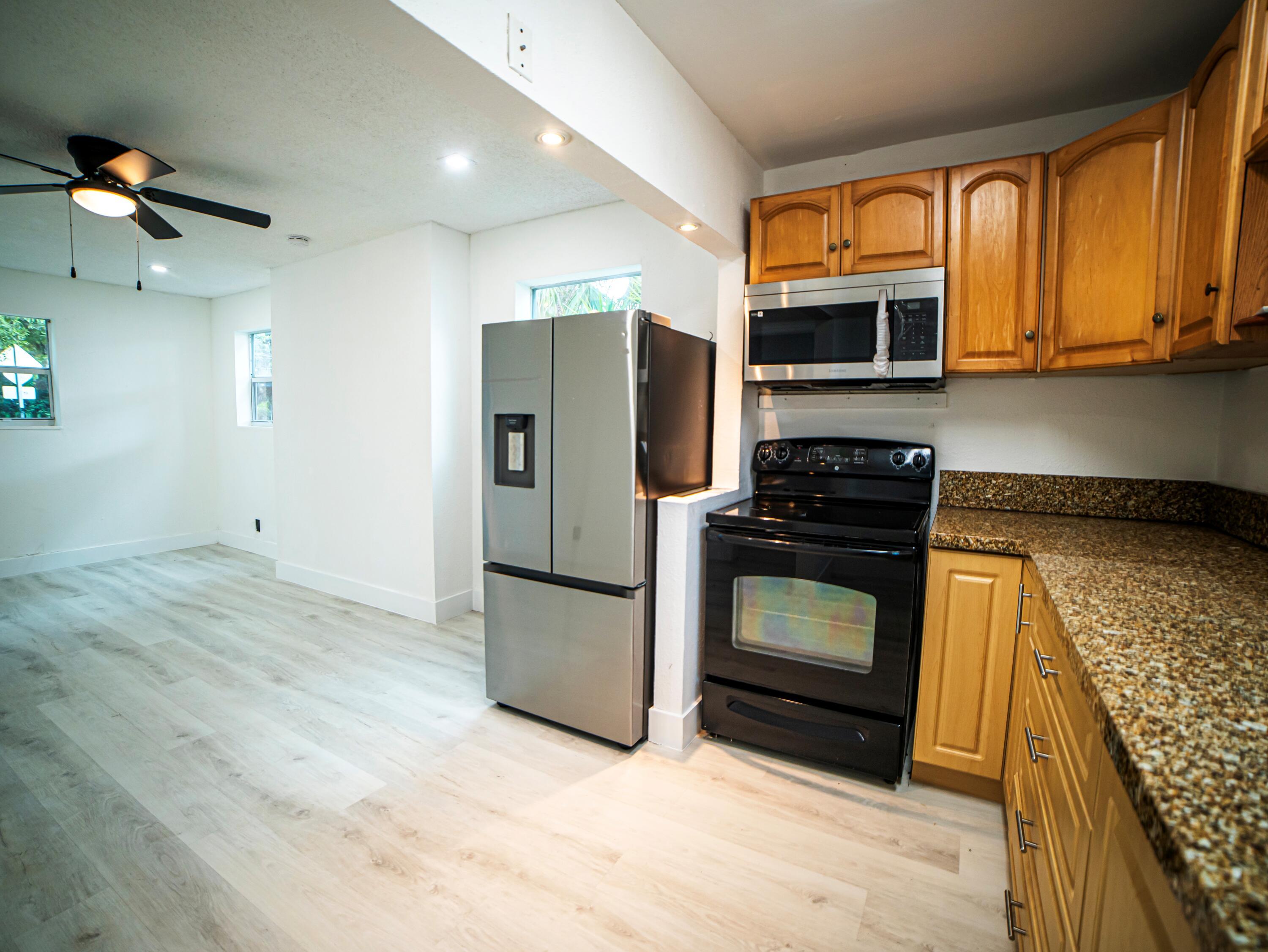 412 Columbus Parkway 2, Hollywood, FL 33021, Hollywood - Photo 2