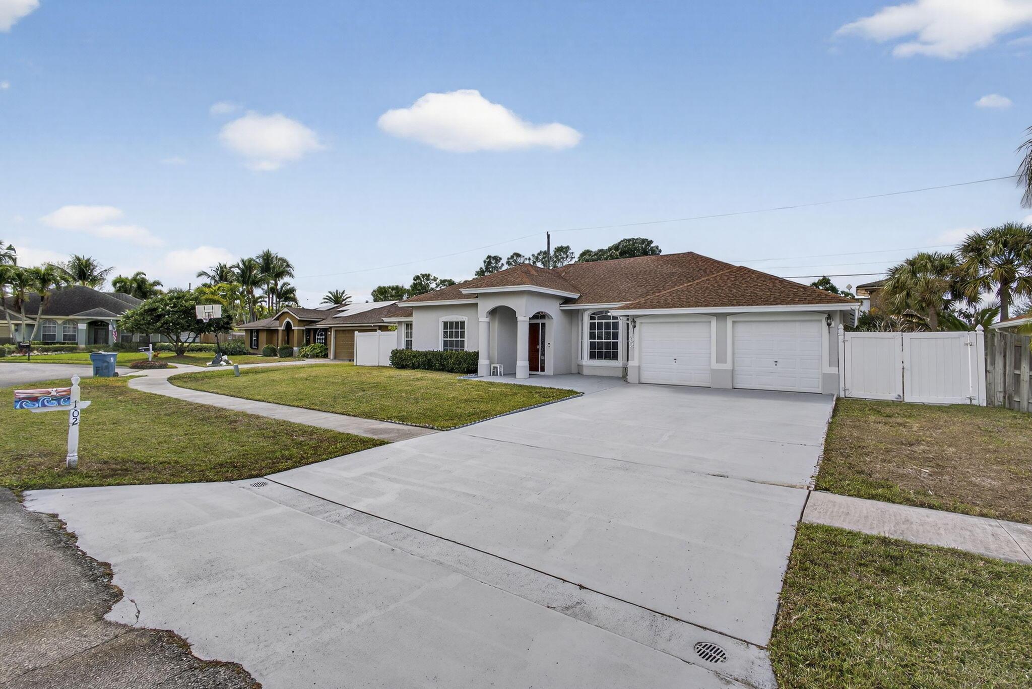 102 Brook Woode Court, Royal Palm Beach, FL 33411, Royal Palm Beach - Photo 4