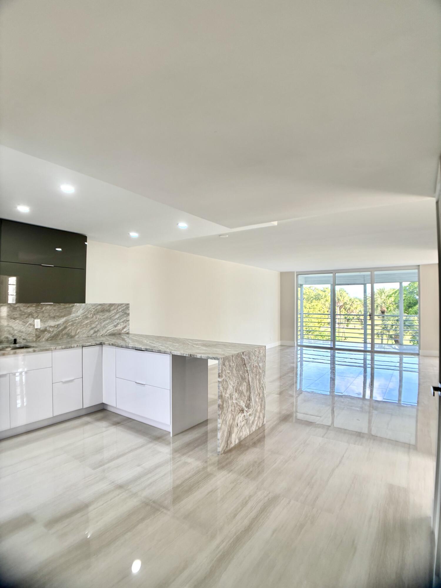 3960 Oaks Clubhouse Dr Drive 401, Pompano Beach, FL 33069, Pompano Beach - Photo 3