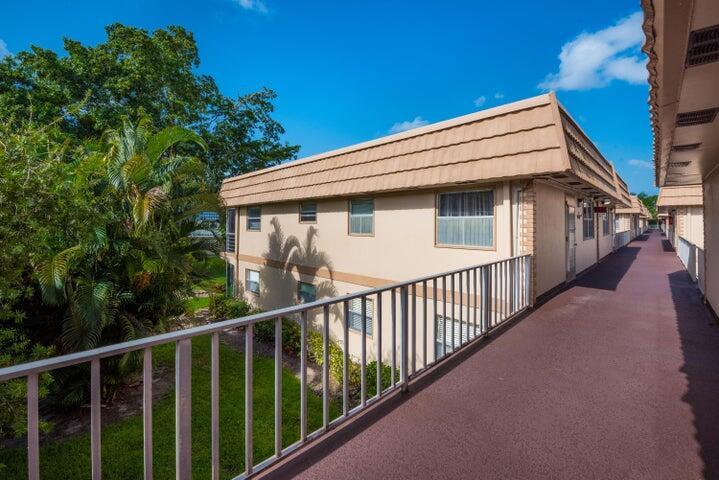 657 Brittany N, Delray Beach, FL 33446, Delray Beach - Photo 2