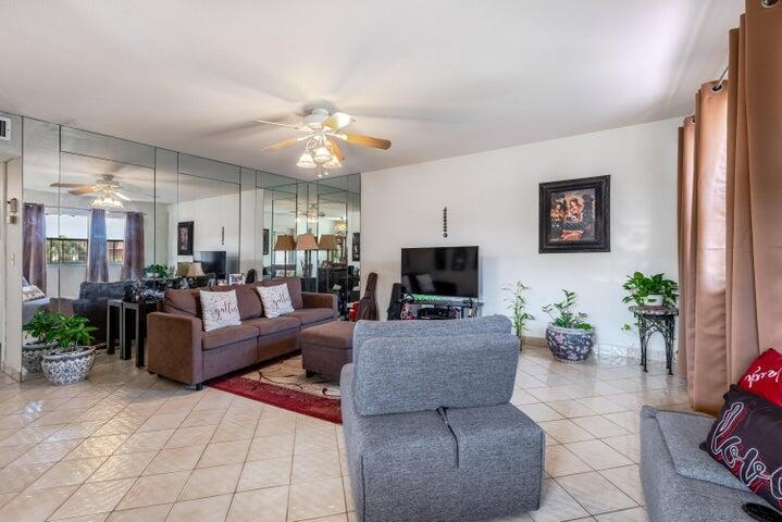 657 Brittany N, Delray Beach, FL 33446, Delray Beach - Photo 4