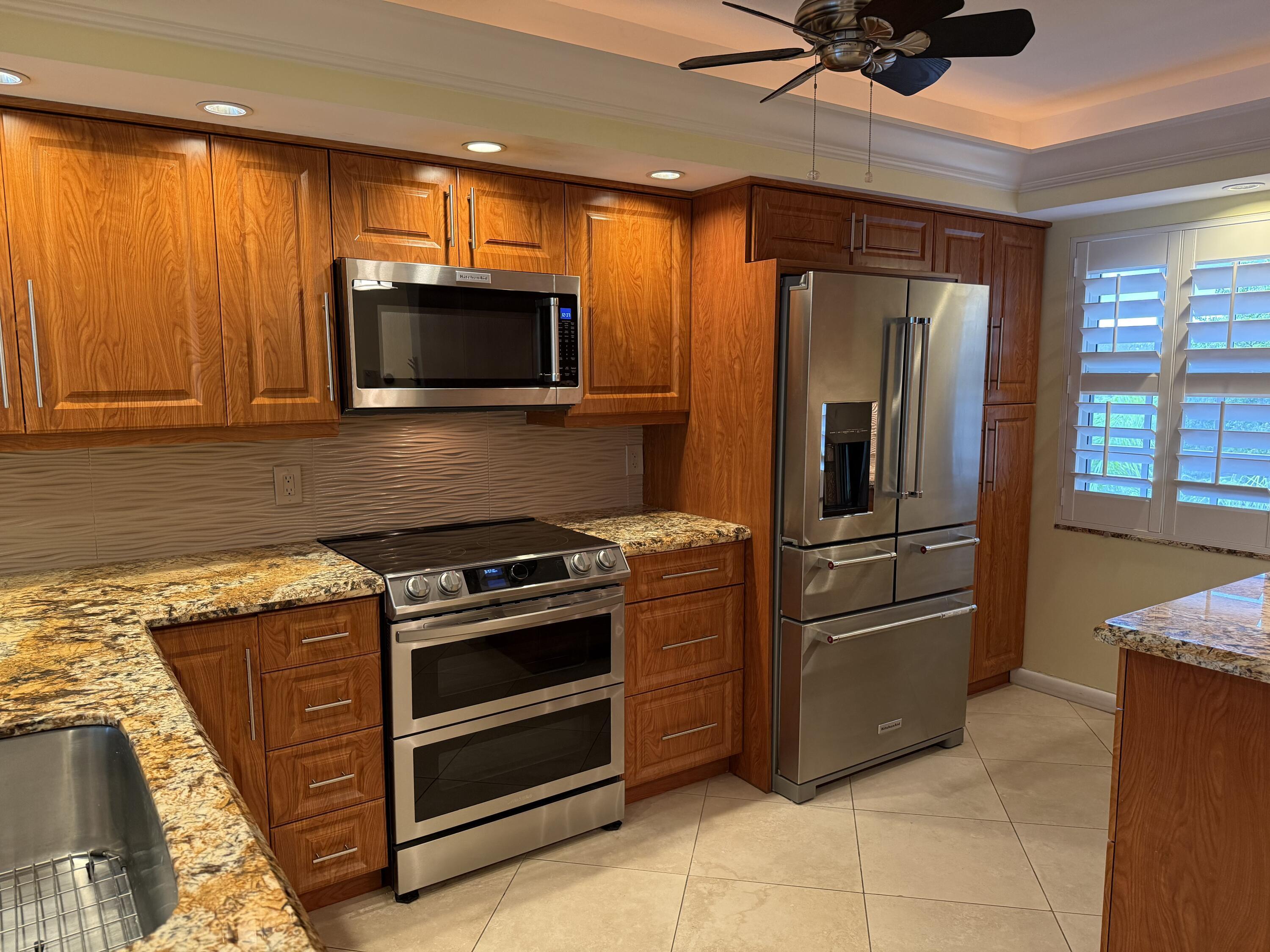 3930 Oaks Clubhouse Drive 408, Pompano Beach, FL 33069, Pompano Beach - Photo 3