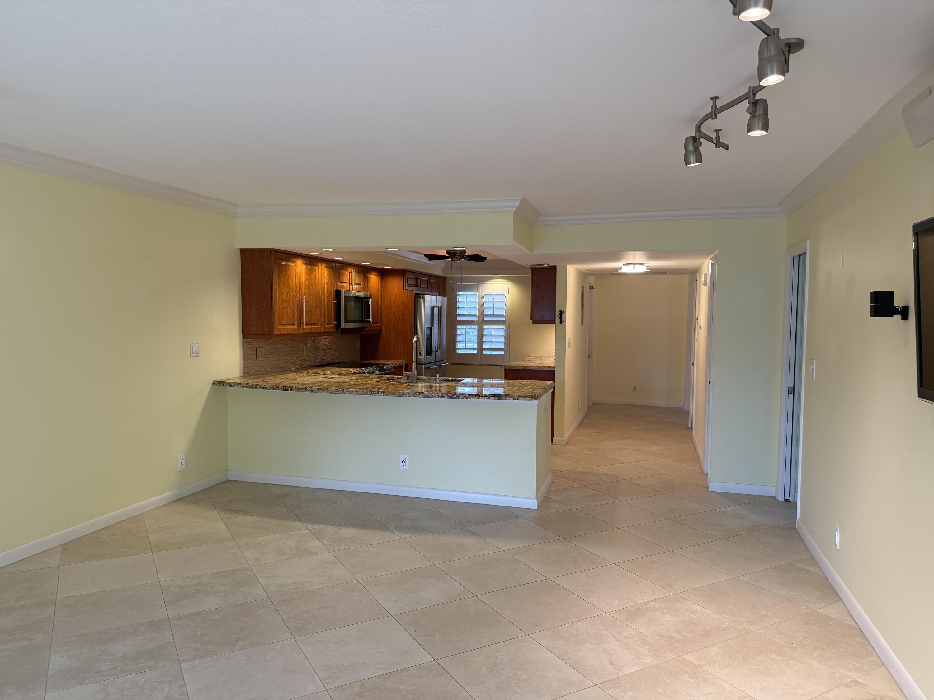 3930 Oaks Clubhouse Drive 408, Pompano Beach, FL 33069, Pompano Beach - Photo 5