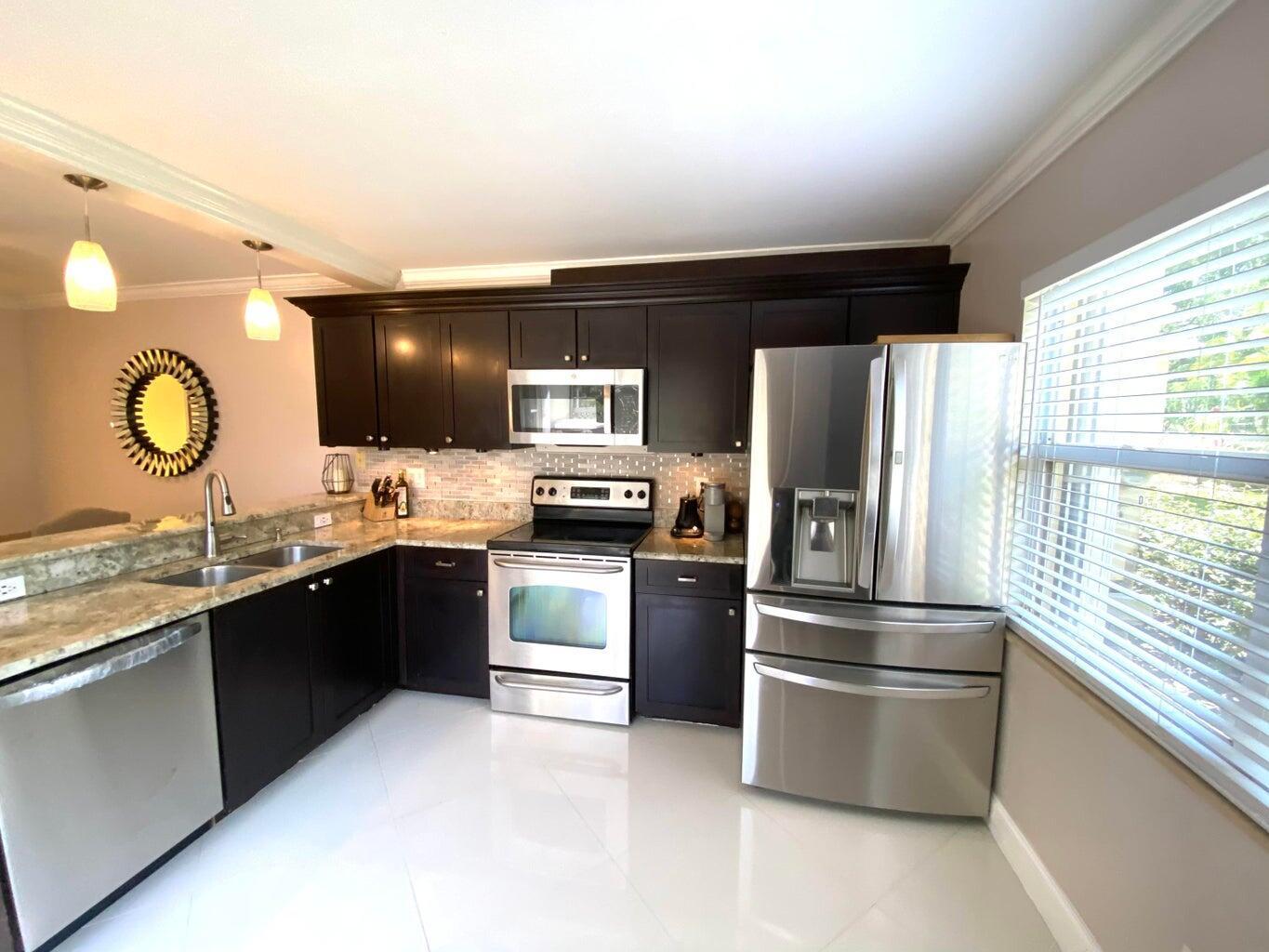 40 Essex Court A, Royal Palm Beach, FL 33411, Royal Palm Beach - Photo 3