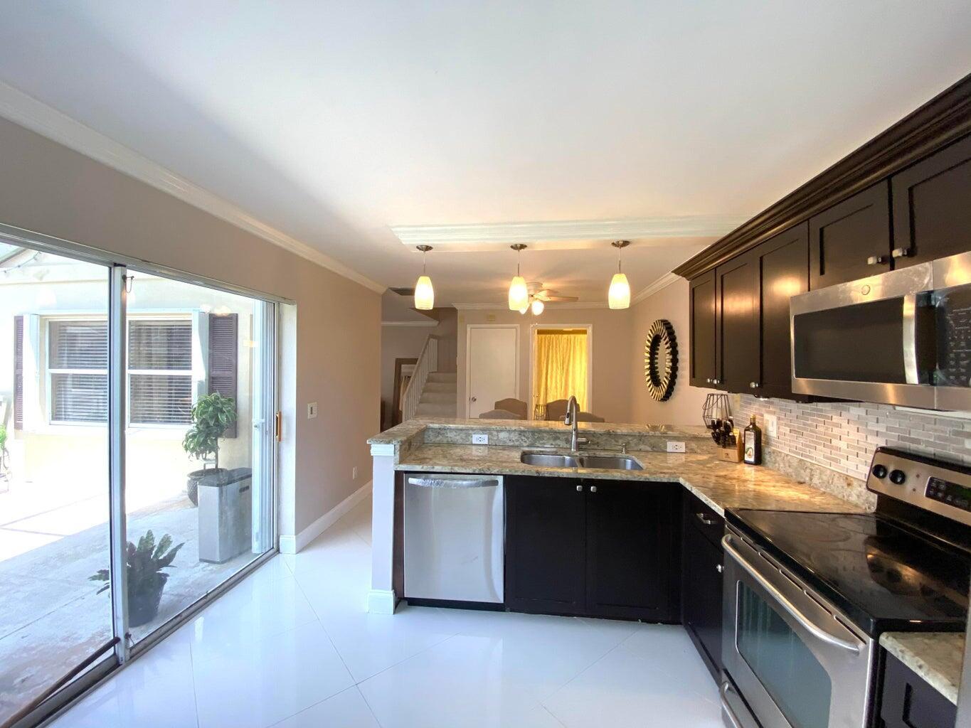 40 Essex Court A, Royal Palm Beach, FL 33411, Royal Palm Beach - Photo 4