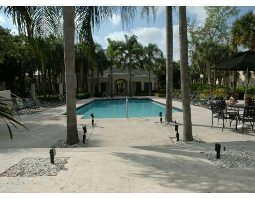 530 S Park Road 36-11, Hollywood, FL 33020, Hollywood - Photo 2