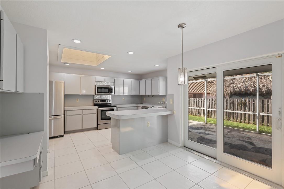 703 NW 102nd Way, Plantation, FL 33324, Plantation - Photo 2