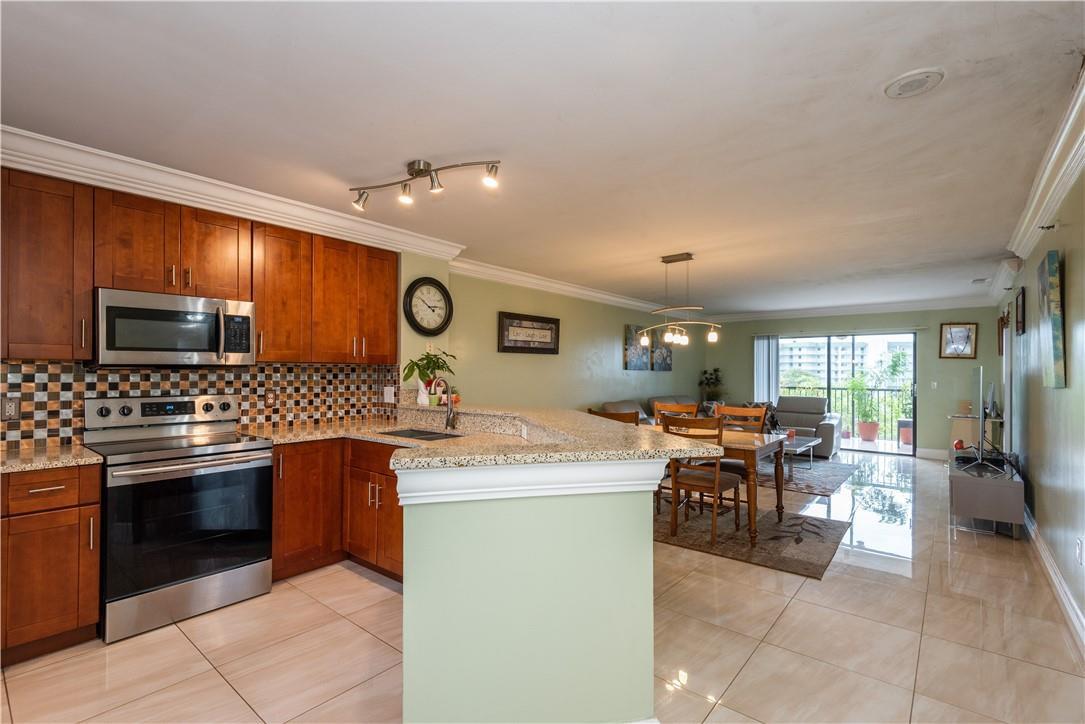 2240 N Cypress Bend Drive 608, Pompano Beach, FL 33069, Pompano Beach - Photo 2