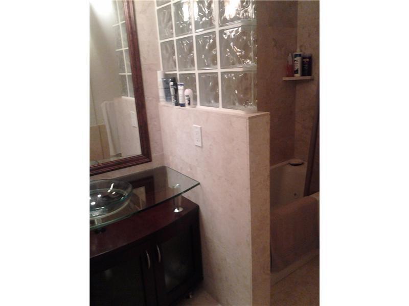 , Lauderhill - Photo 2