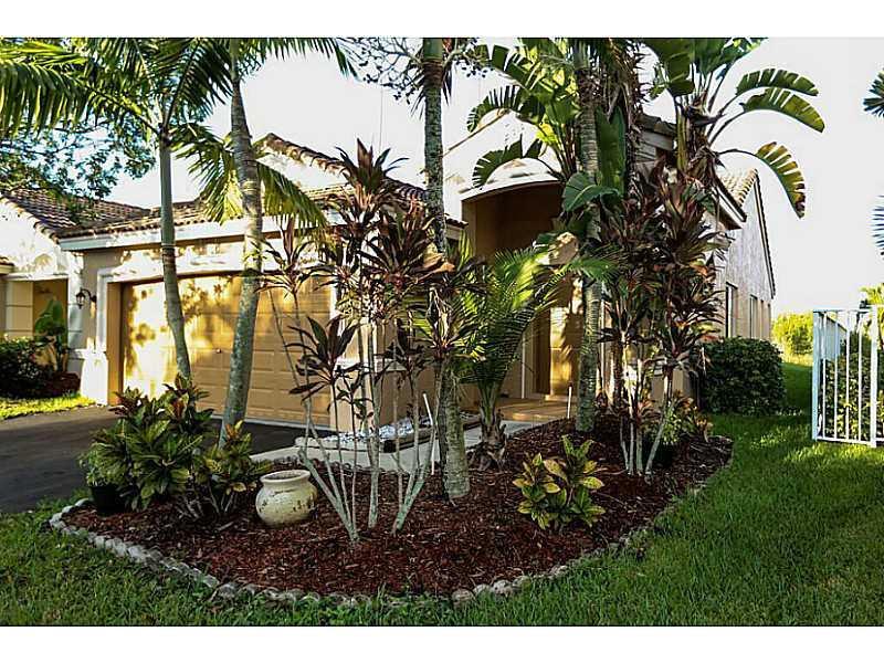 1272 Canary Island Drive, Weston, FL 33327, Weston - Photo 2